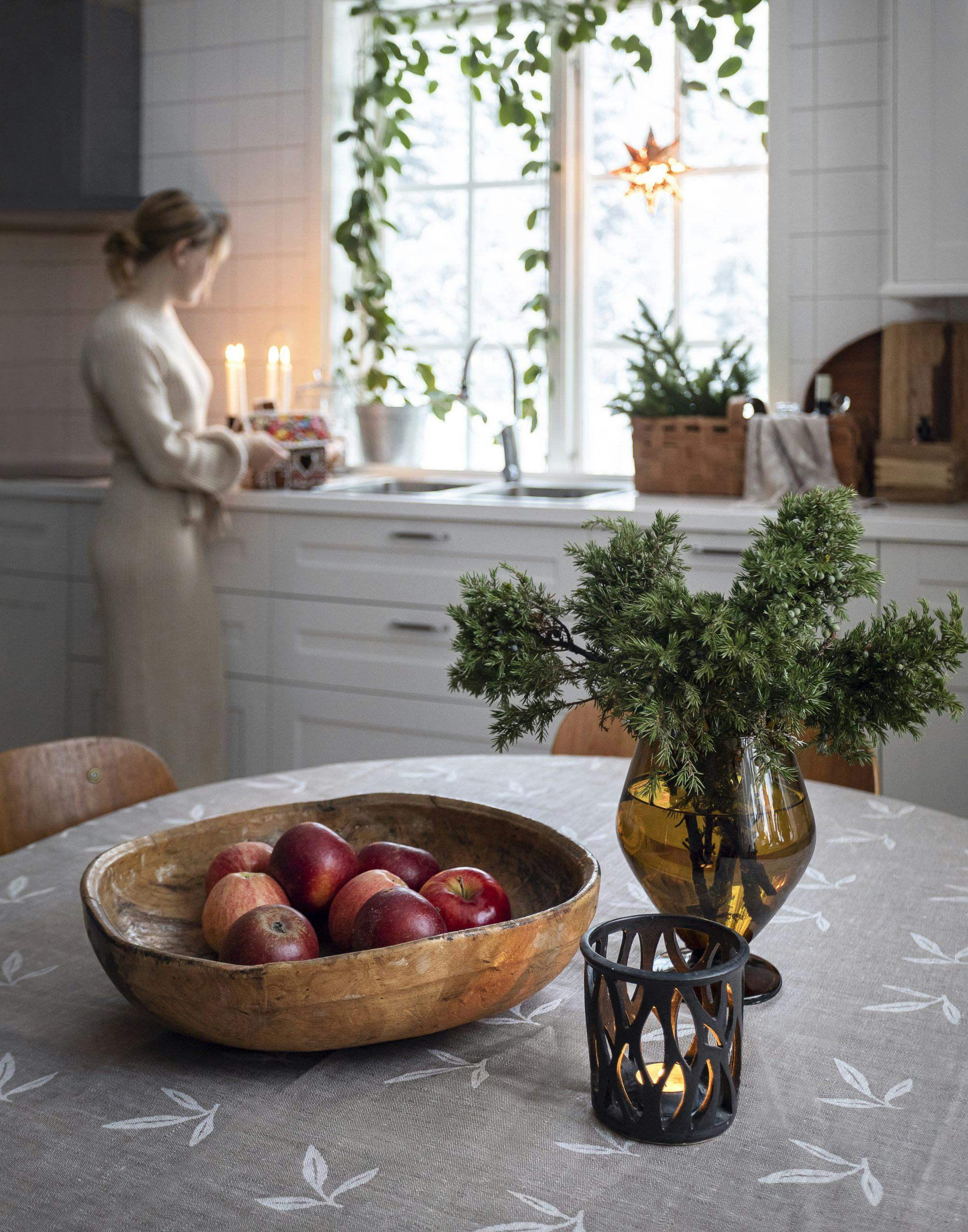 Epler og granbar skaper julestemmning