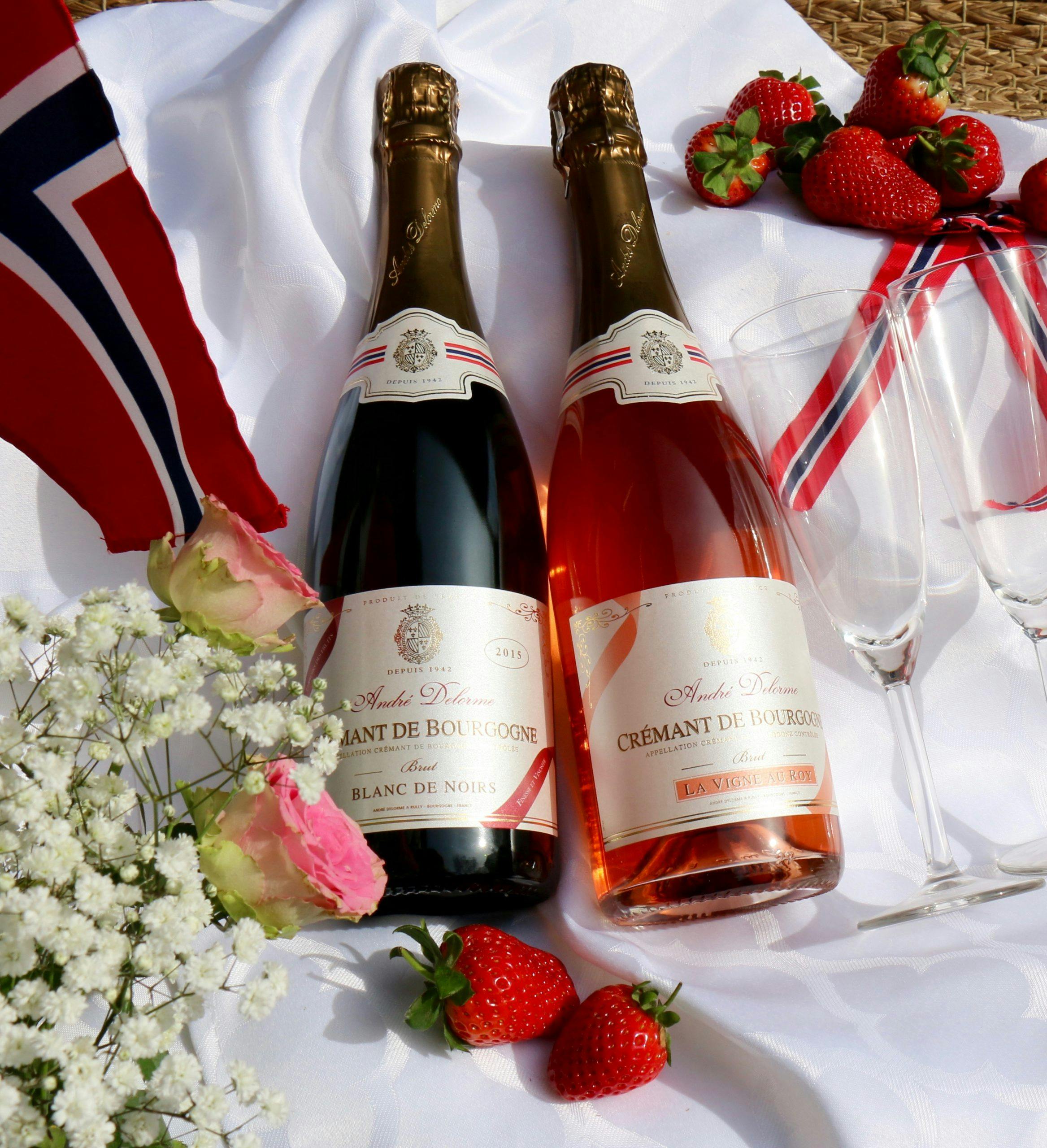 Rosé cremant 1282201 Delorme Crémant de Bourgogne Rosé Brut 9099801 Delorme Cremant de Bourgogne Blanc de Noirs Brut 2018 hvit duk 17. maiflagg jordbær blomster