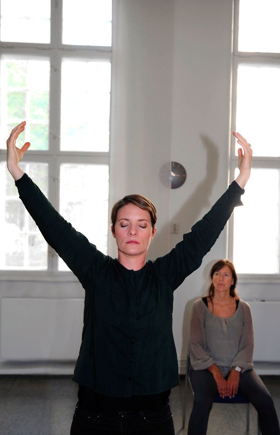 Mindfulness og yoga mot smerter: Enkle øvelser som hjelper deg å stresse ned i en hektisk hverdag.