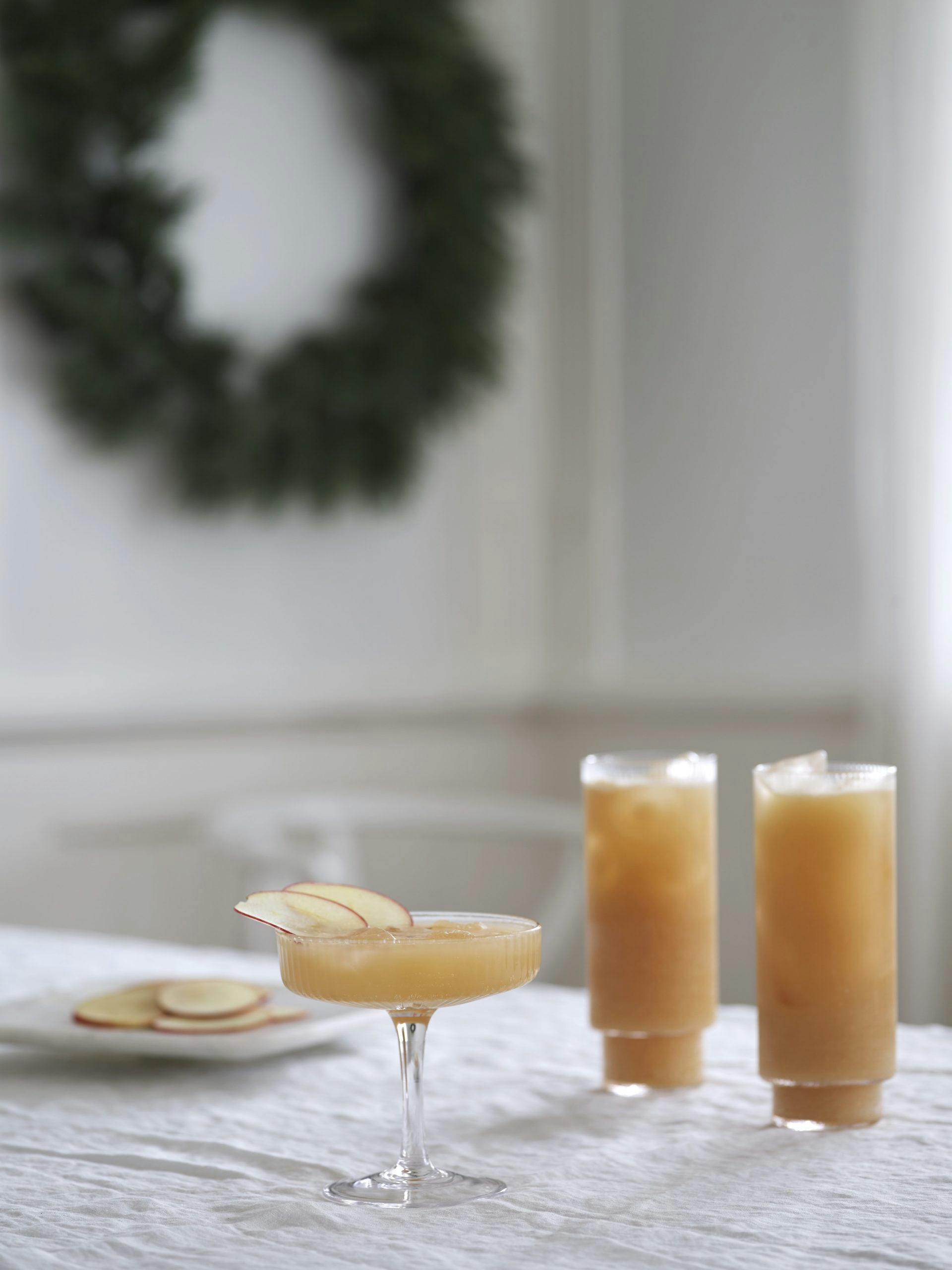 Alkoholfri drink med eplejuice, salt karamell og eple som smaker av jul. Alkoholfri drink med eplejuice, salt karamell, eple og schweppes Russchian