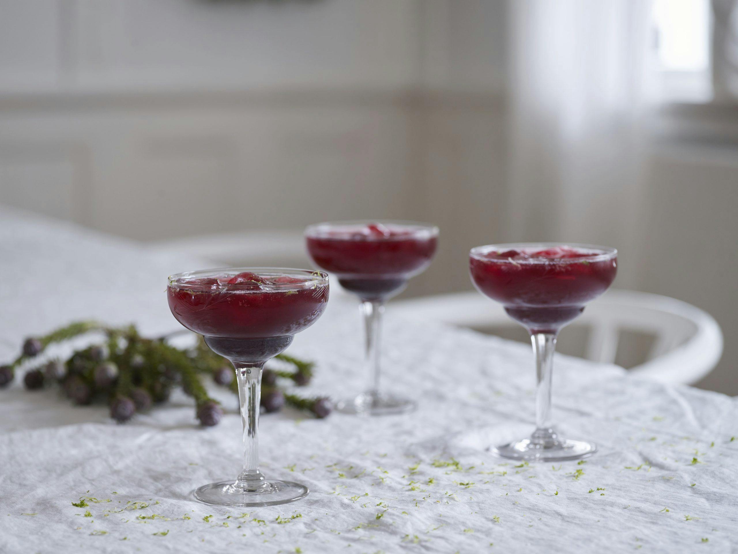 Alkoholfri juledrink med solbærsaft, kaffe og ingefærøl. Alkoholfri drink med solbærsaft, kaffe, limesaft og schweppes gingerbeer & chili