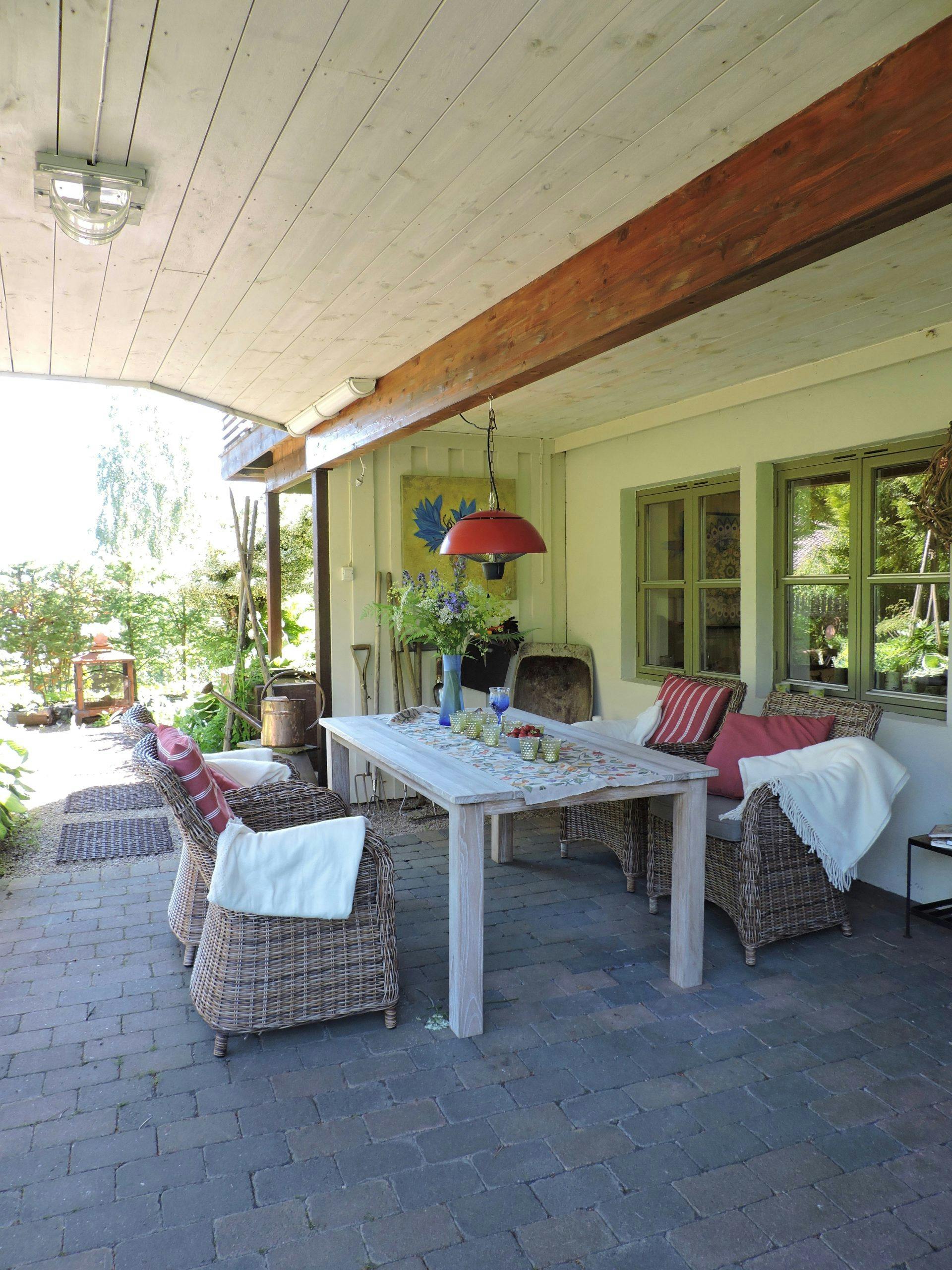 Utestue med spiseplass og hagebmøbler