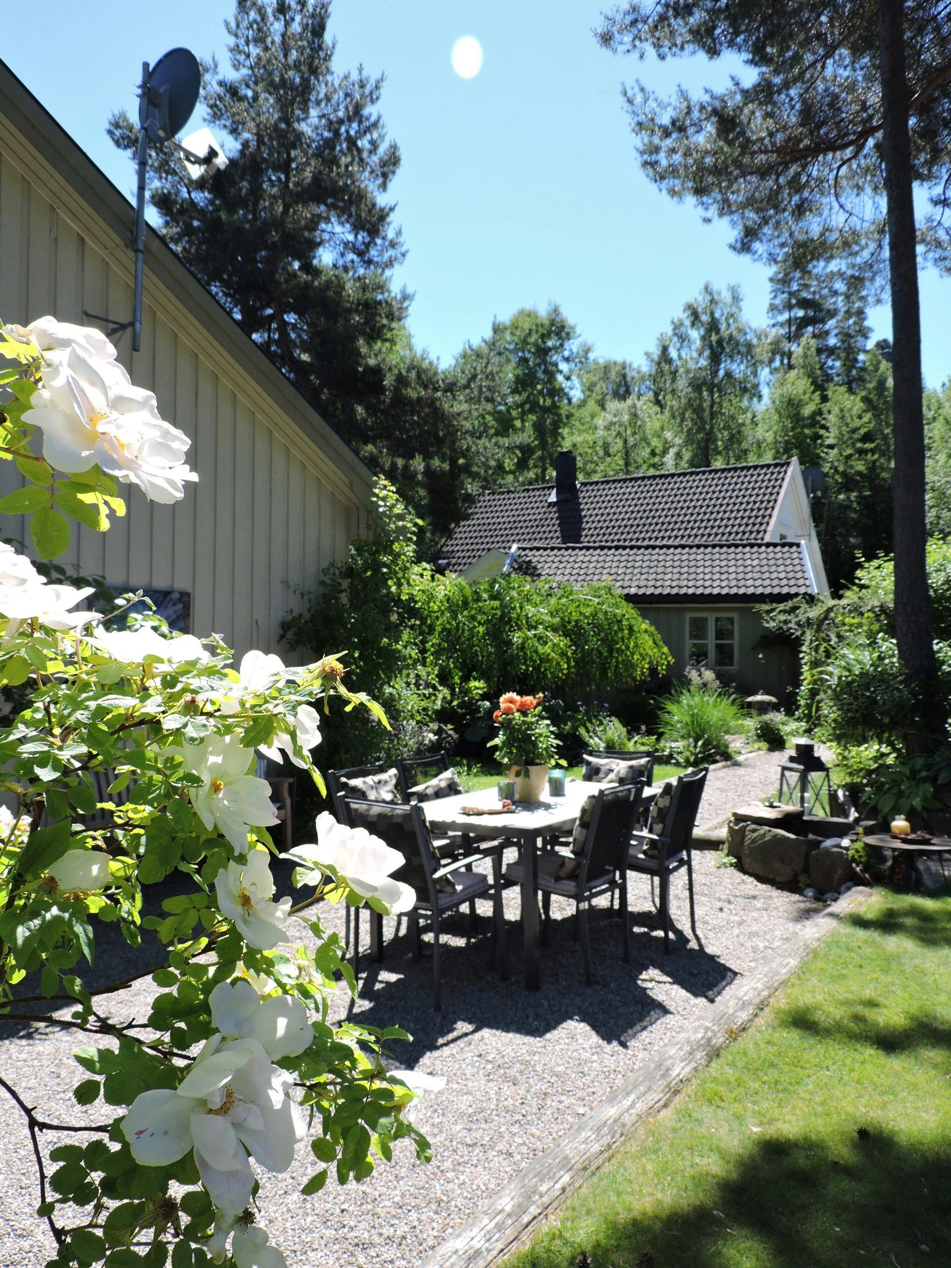 Uteplass og utestue med hagemøbler
