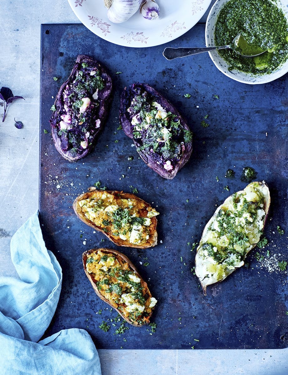 Bakt søtpotet med fetaost og pesto