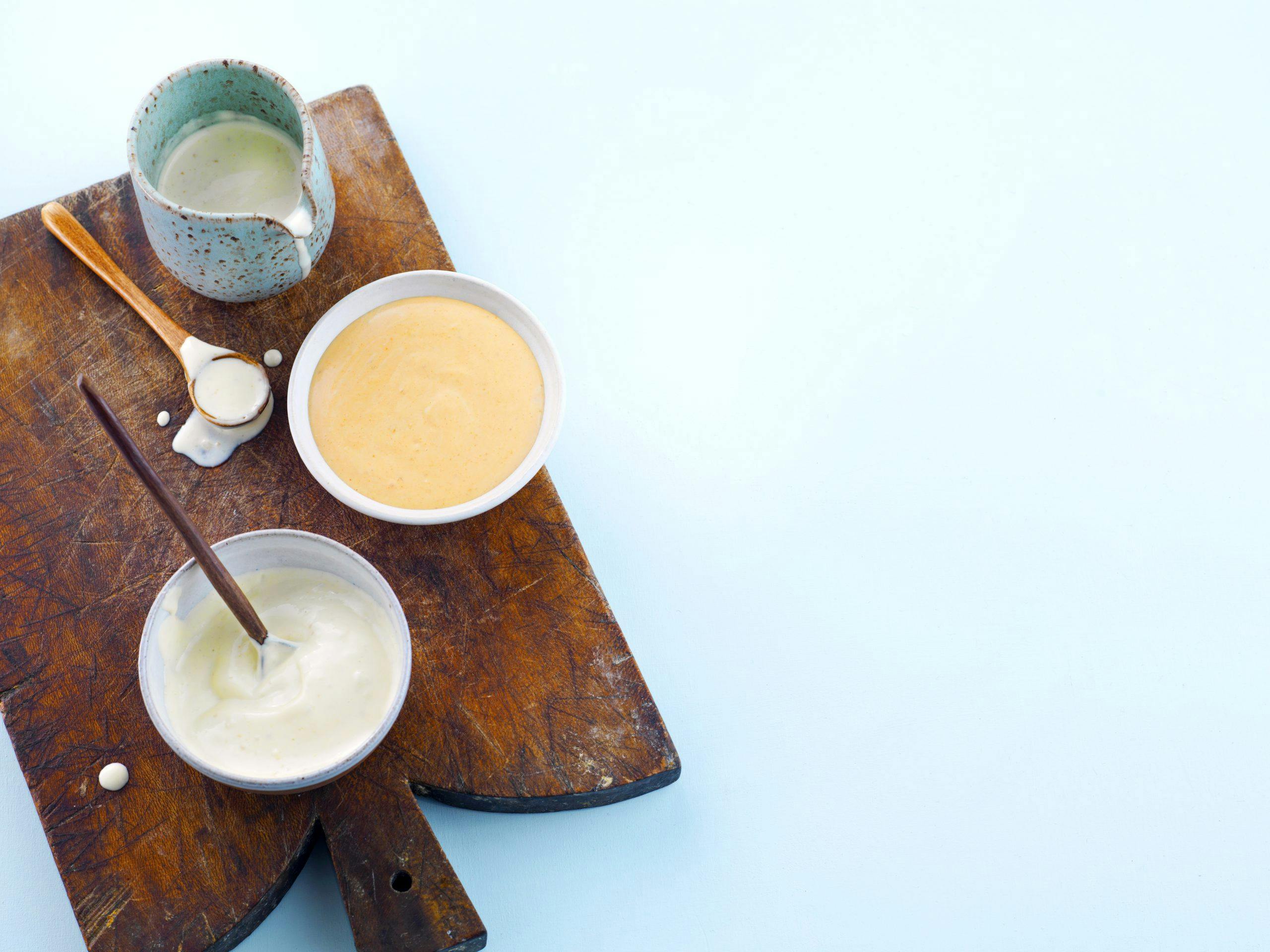 Tahinidressing, misodressing og sennepsdressing trefjjøl