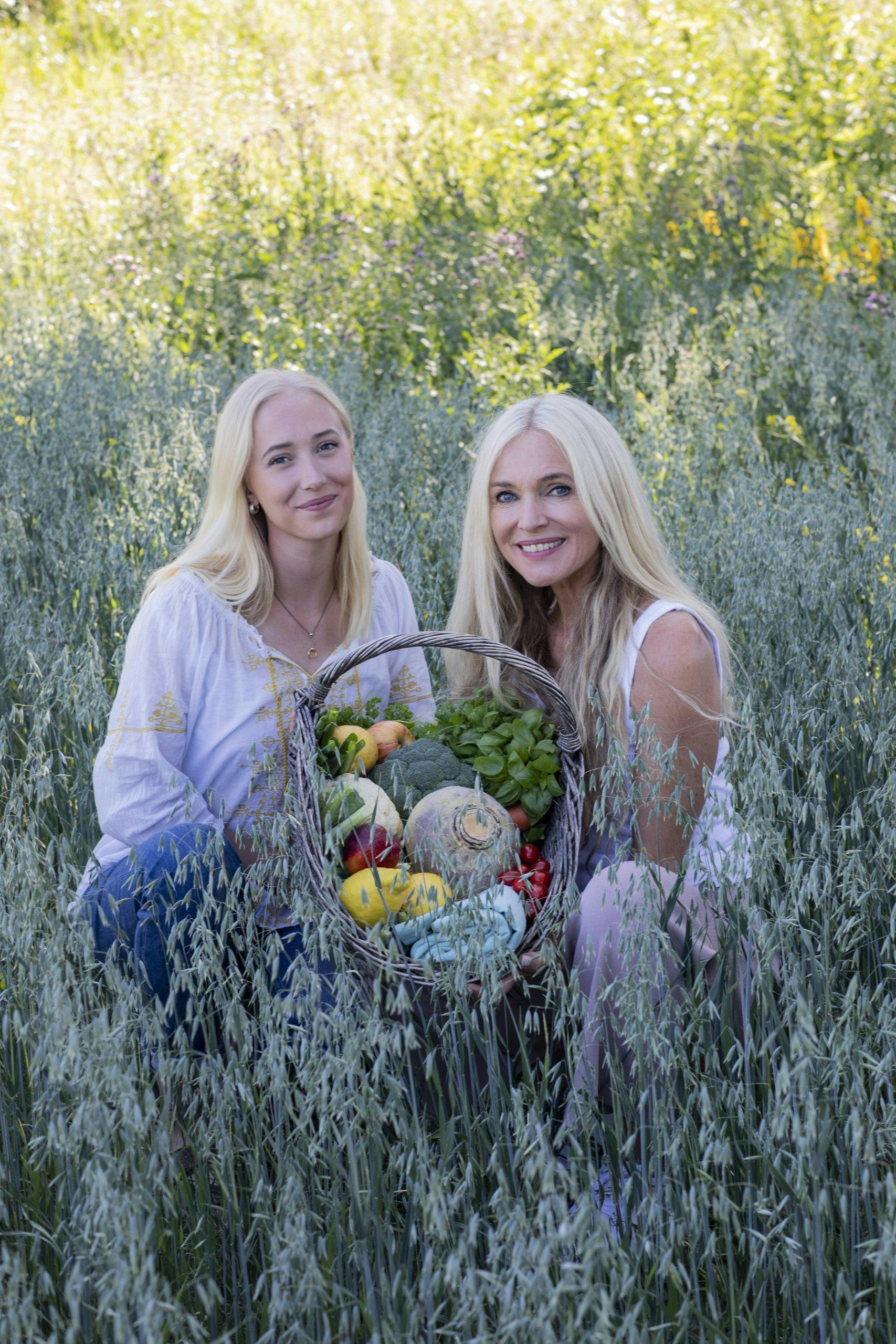 SAMMEN: Datteren Sine har aldri spist kjøtt. Nå har Sine og Linn samarbeidet om smakfulle oppskrifter. Linn Stokke, Stine Stokke