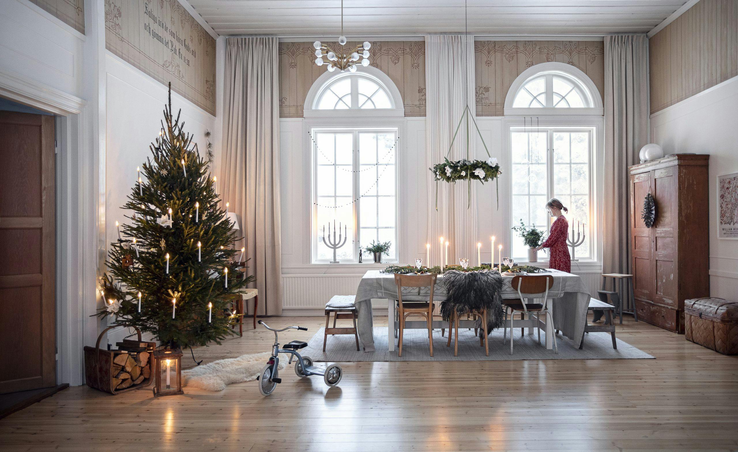 Høyt juletre helt opp til taket