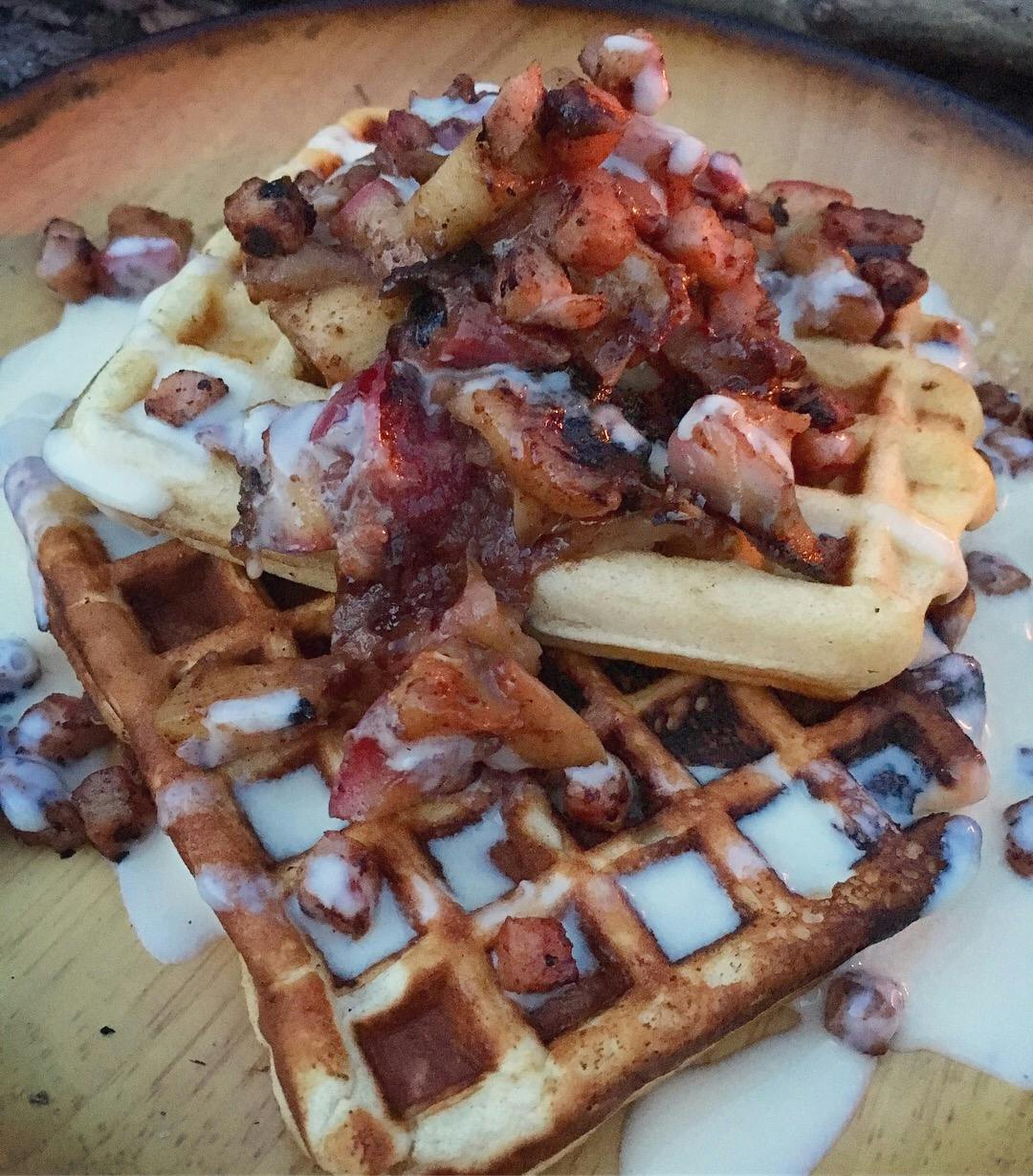 SALT OG SØTT: Vafler med eple og sprøstekt bacon smaker godt på tur. ww