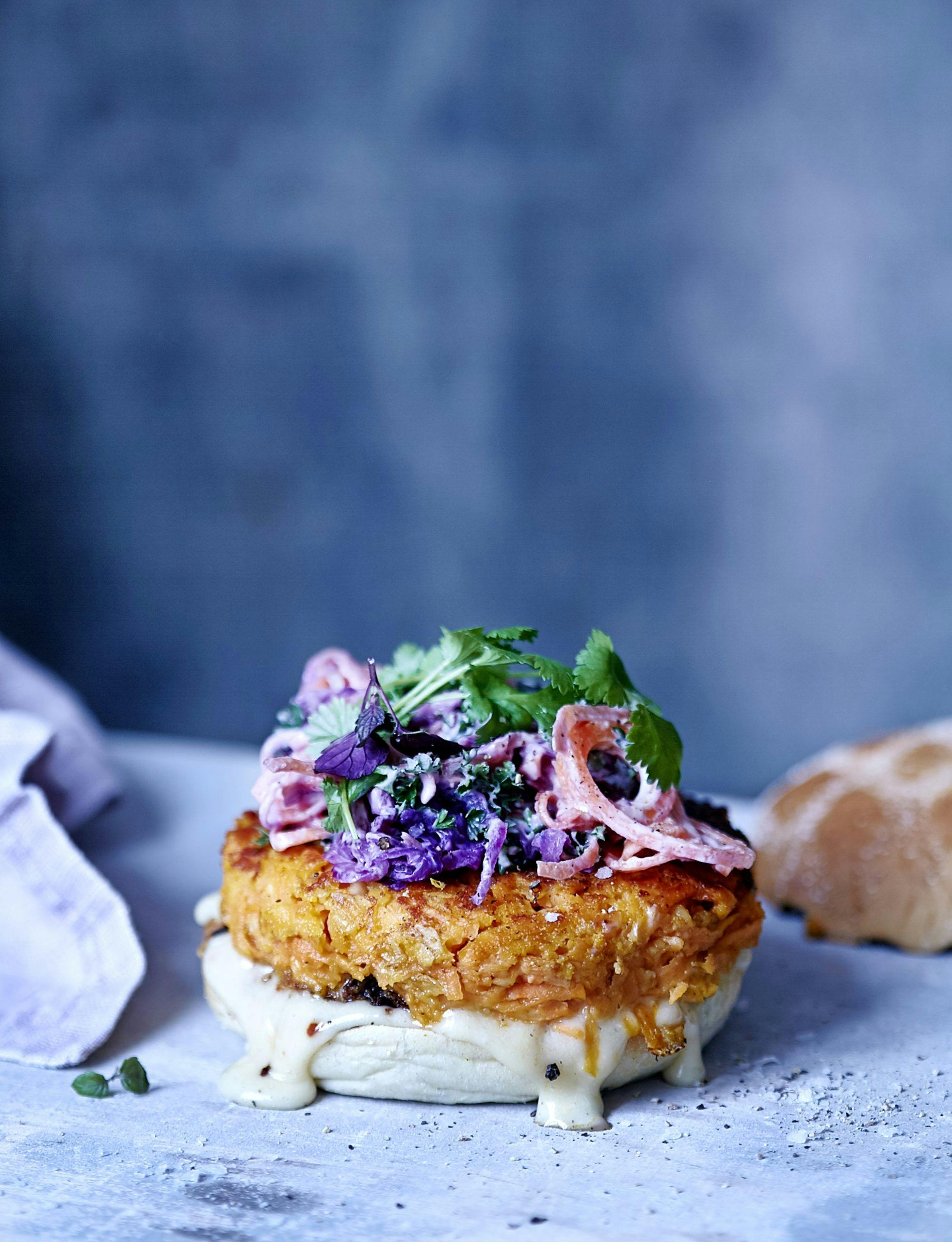 Søtpotetburger med coleslaw og chilimajones
