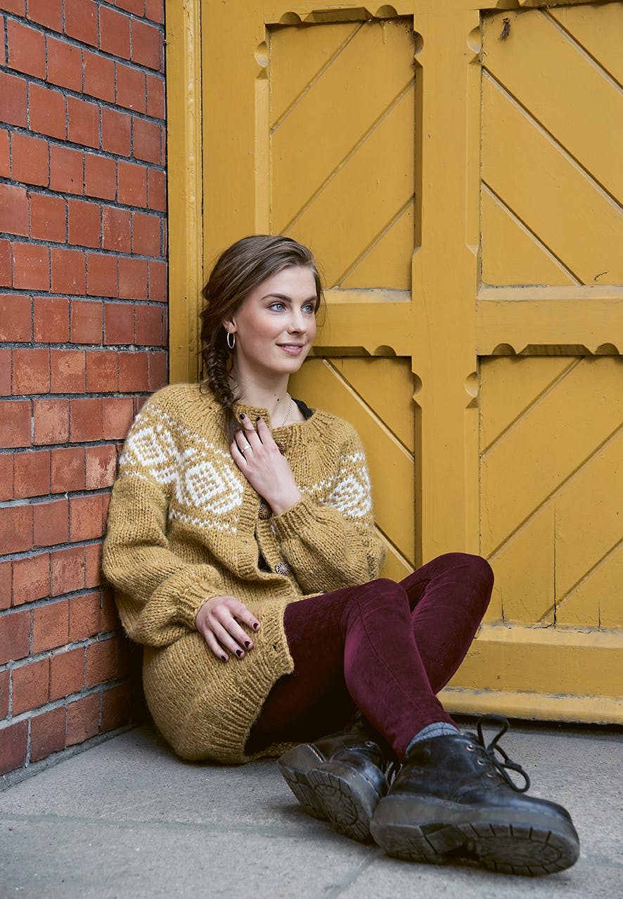 Mariusjakken designet av Merete Norheim i okergult