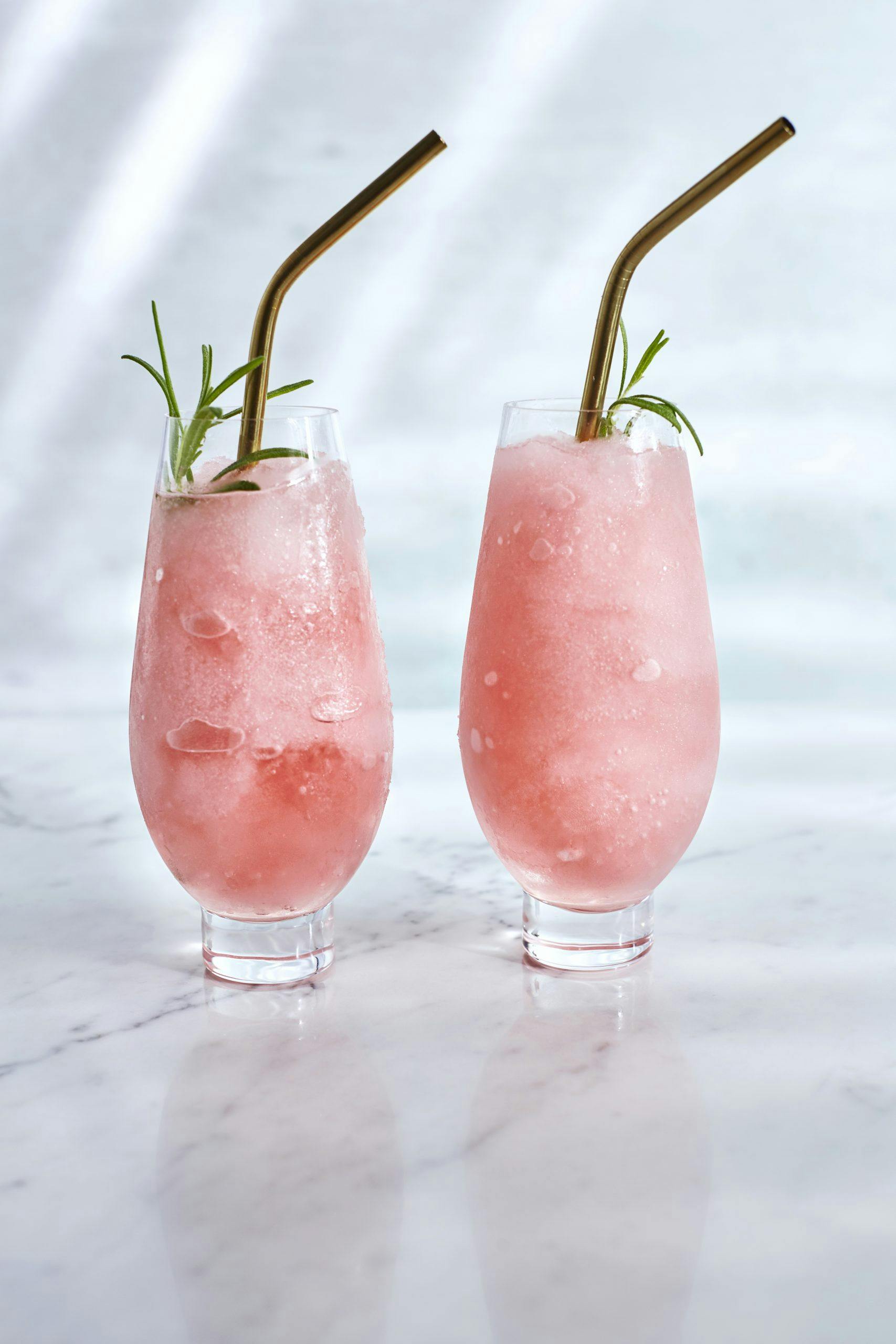 Slush med rosévin og sitronlimonade og sugerør
