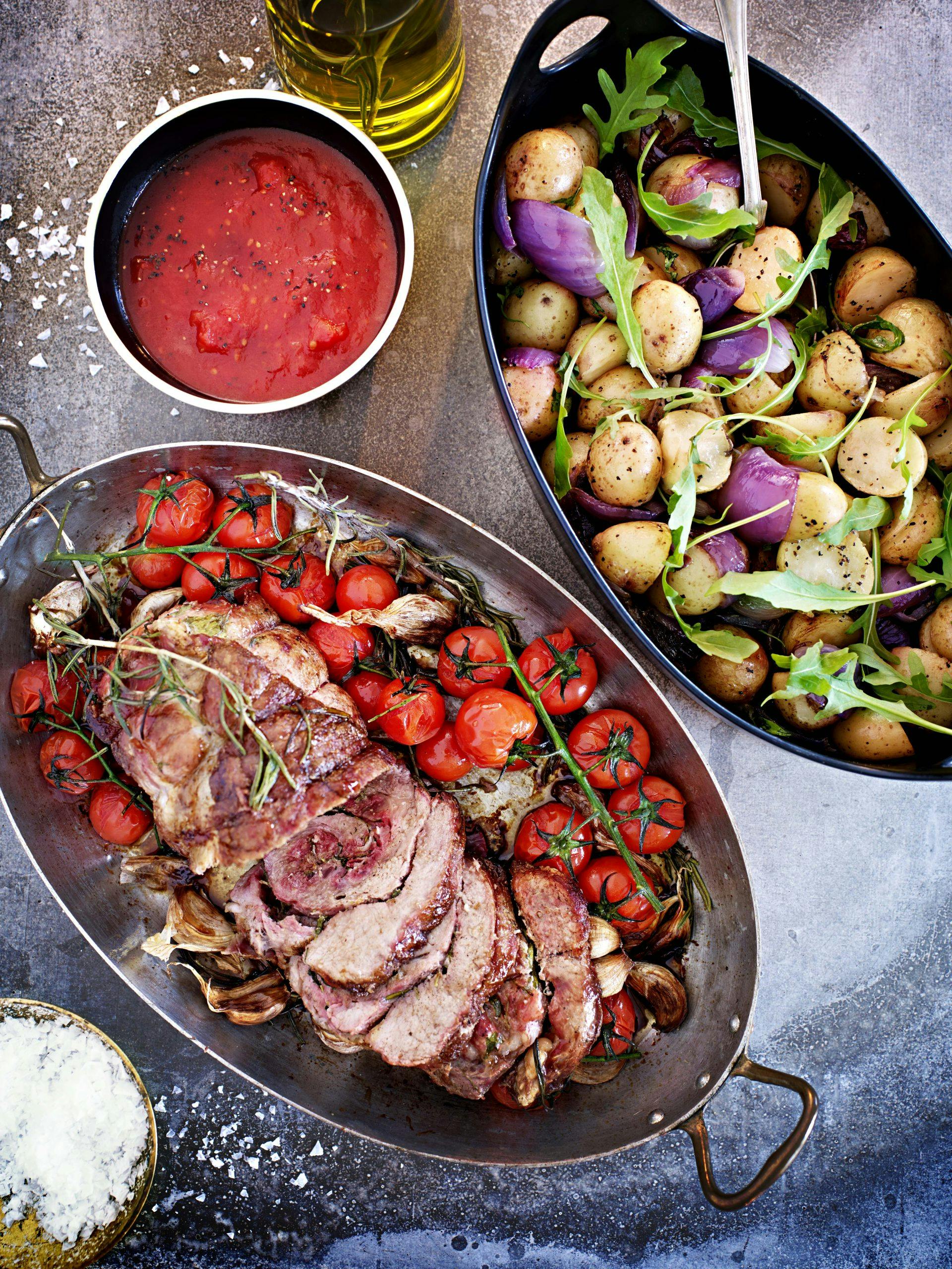 AOM104312 urtefylt porchetta servert med ovnsbakte poteter og rødløk