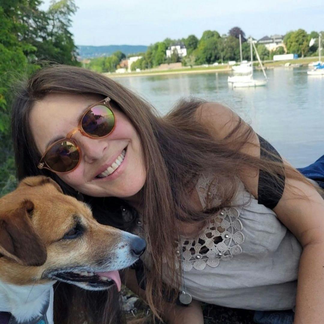 Claudia Scott og hund