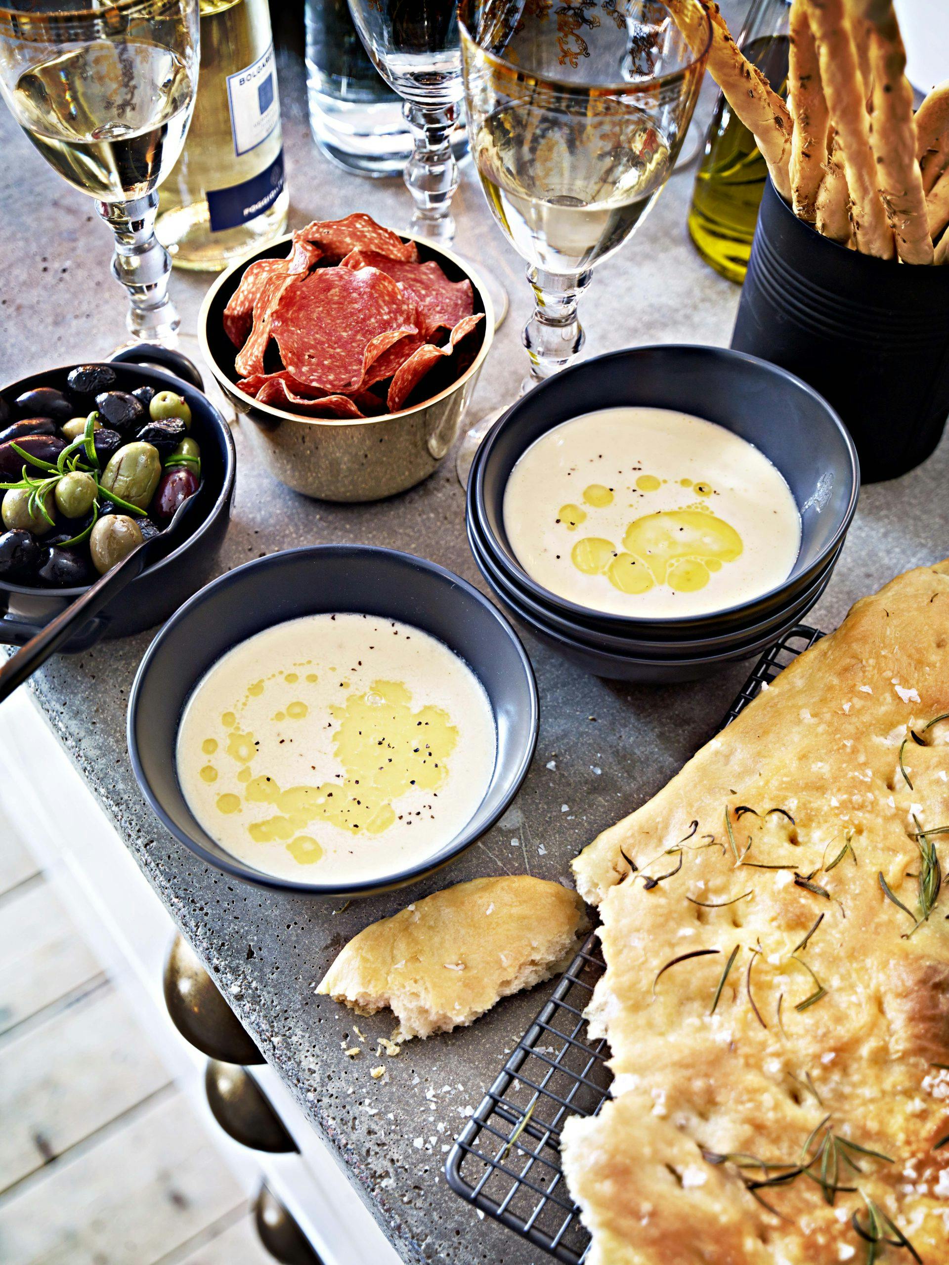 Hvit bønnesuppe med salamichips