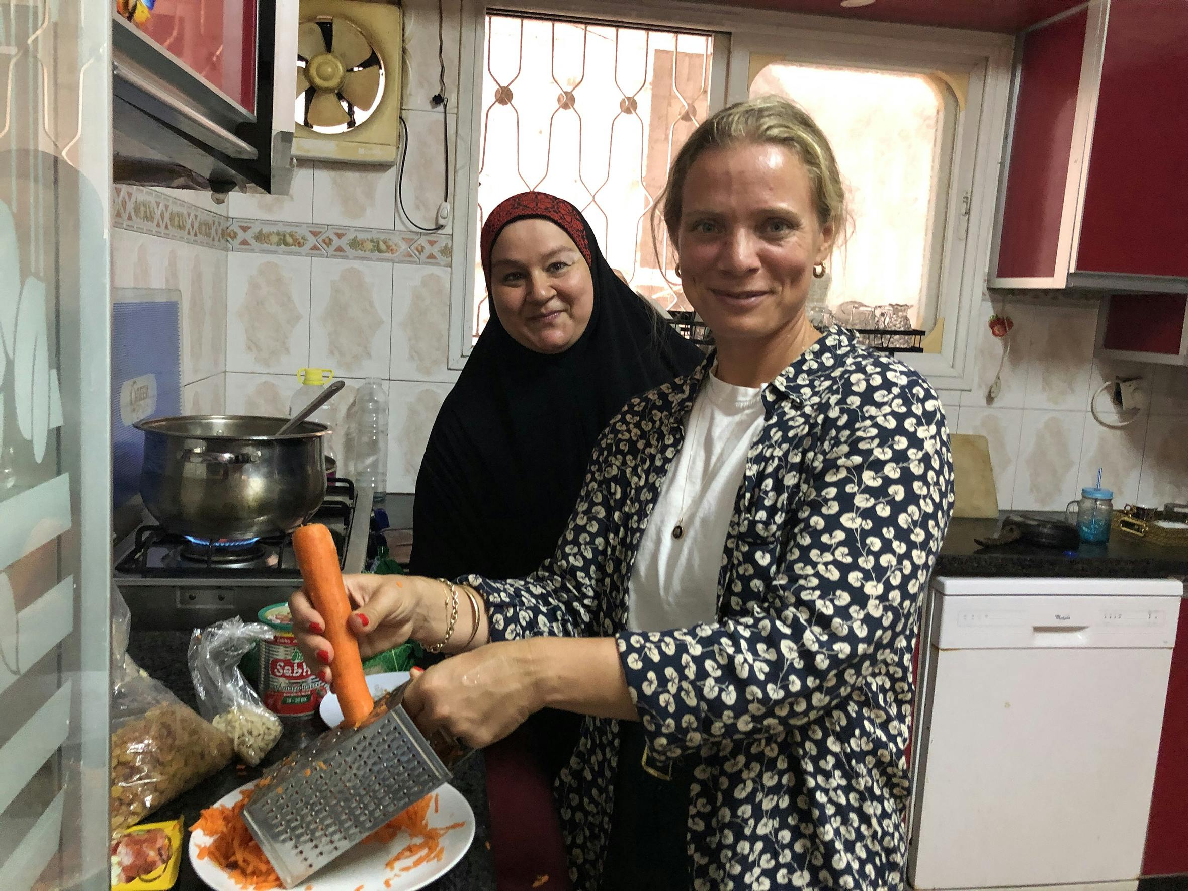 Marte og Khitam lager mat
