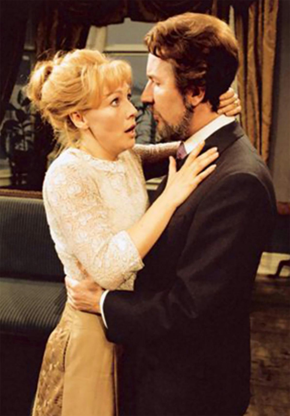 Lise Fjeldstad som yngre skuepillerinne