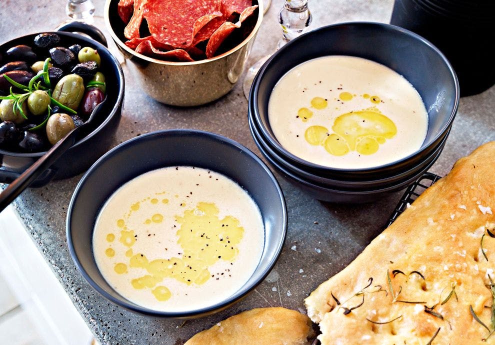 Hvit bønnesuppe med salami chips
