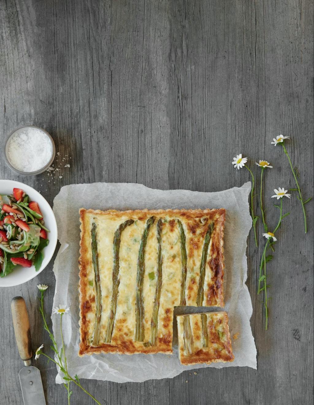 Pai med asparges og sommerlig salat