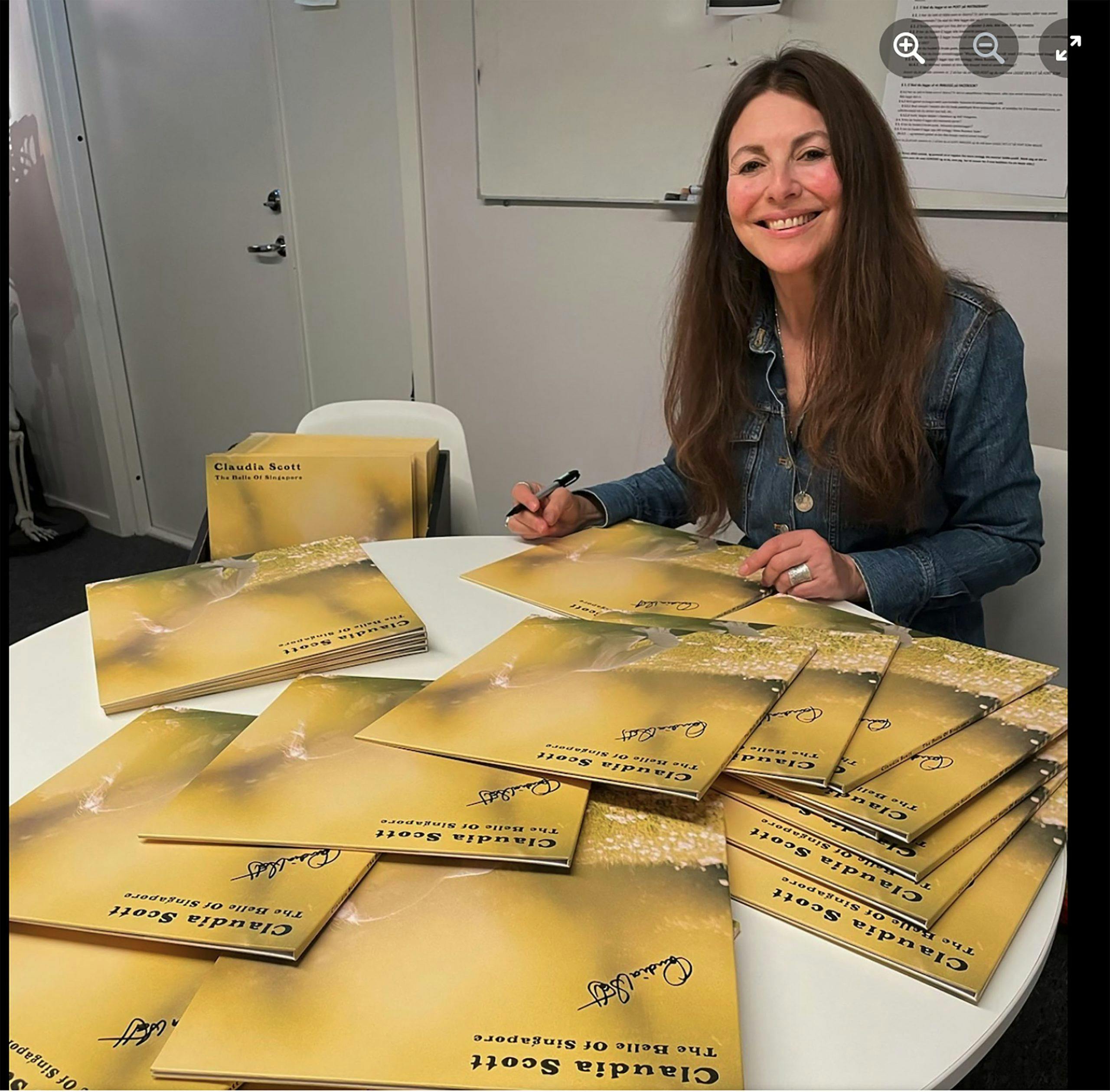 Claudia Scott signerer