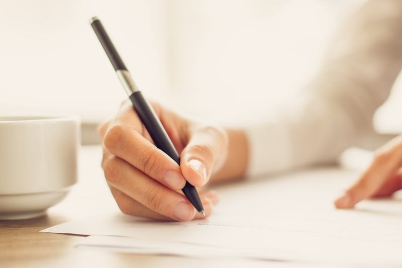 Slik skriver du personlige bryllupskort