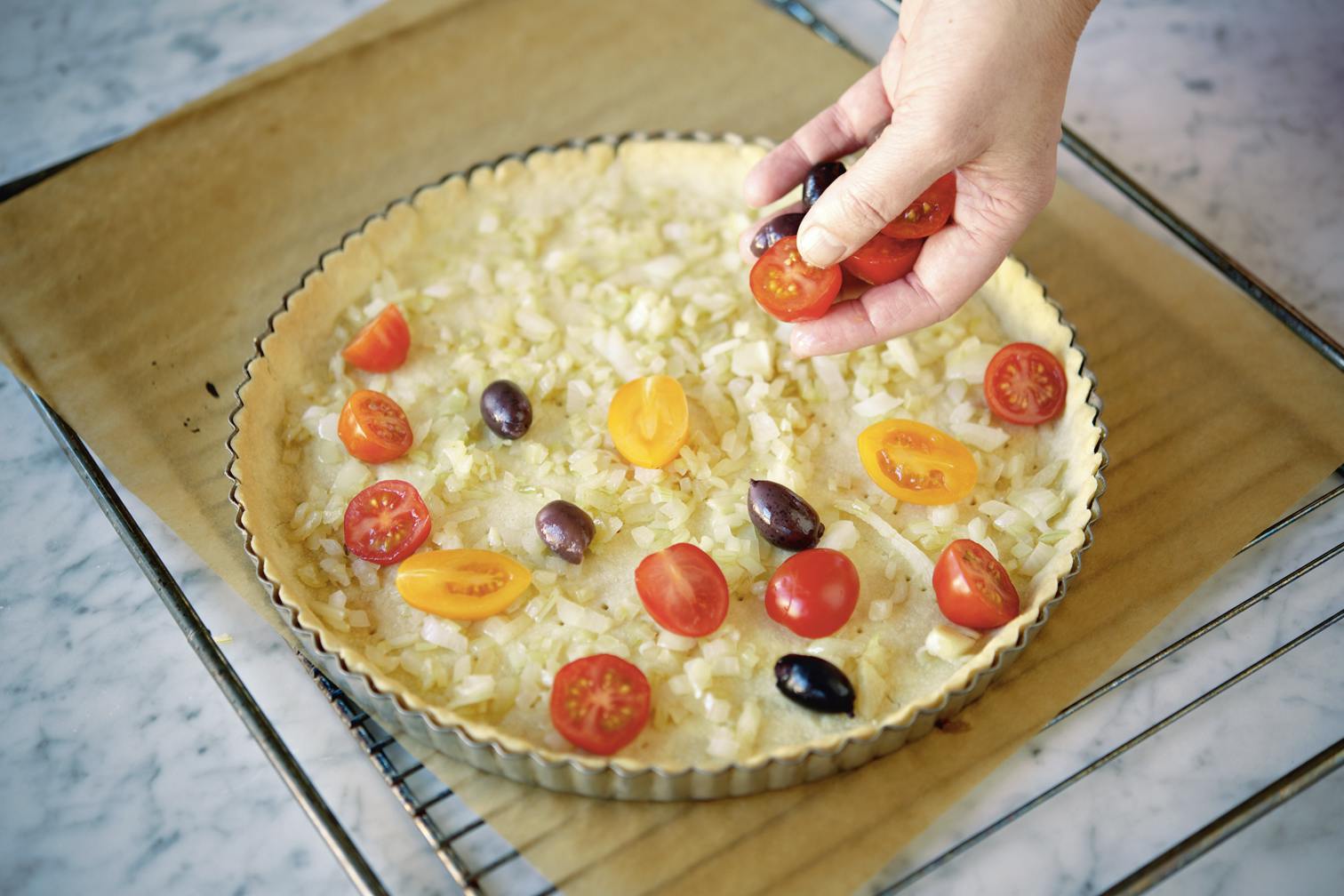 aom 8mars 1162 Fordel løk, tomat og oliven i paibunnen