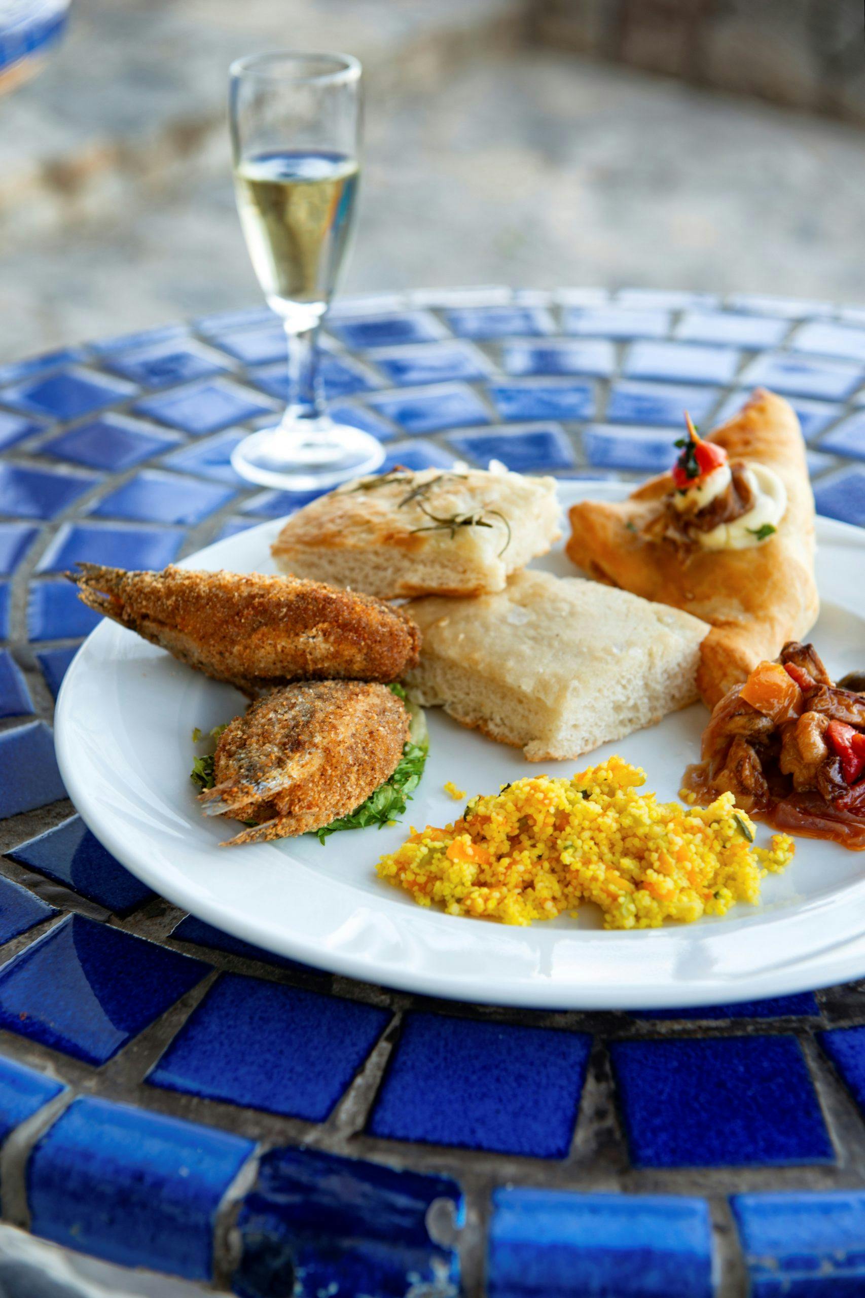 aperitif dish with delicacies typical of the island of panarea in sicily De eoliske øyer mat