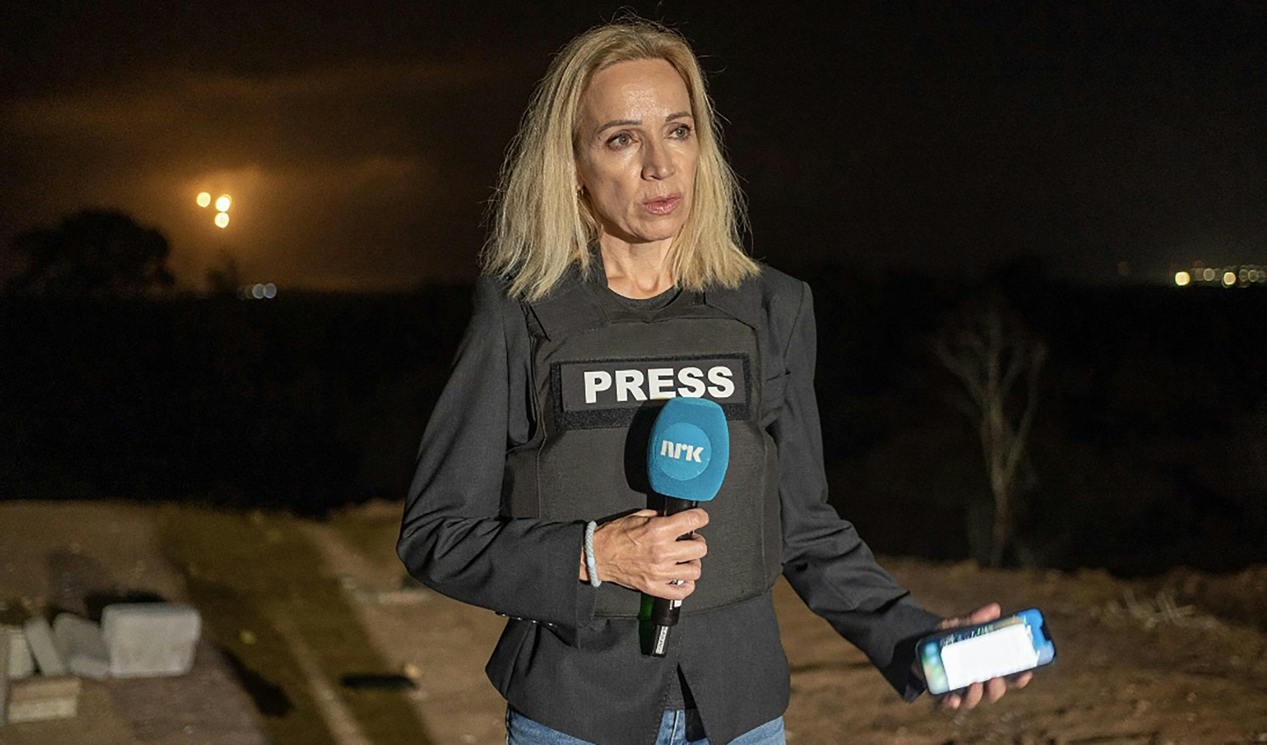 ase marit pa sdrot med gaza i bakgrunnen der det lyser opp foto nrk Åse marit NRK gaza