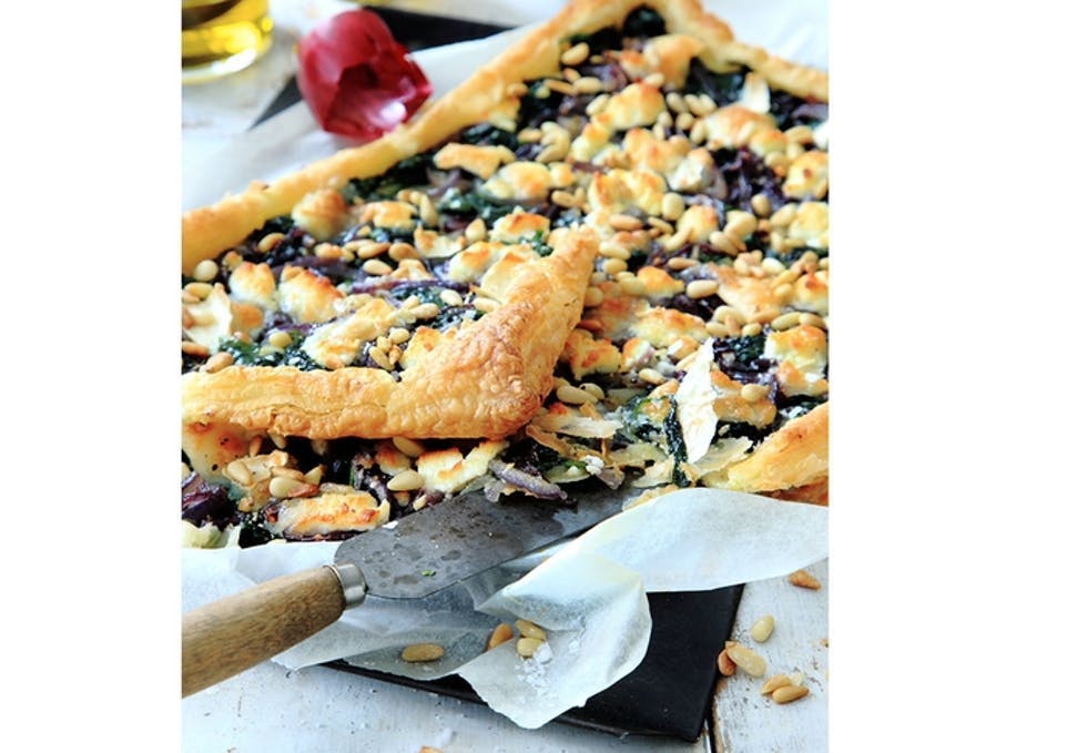 b7359dc8c46837c54bfacd32d7d276b4 spinatpai2 lilgbs1m2vhrgj3qivgrxq dhil0ppv khi0kym apb g Pai butterdeig fransk chèvre spinat rødløk honning