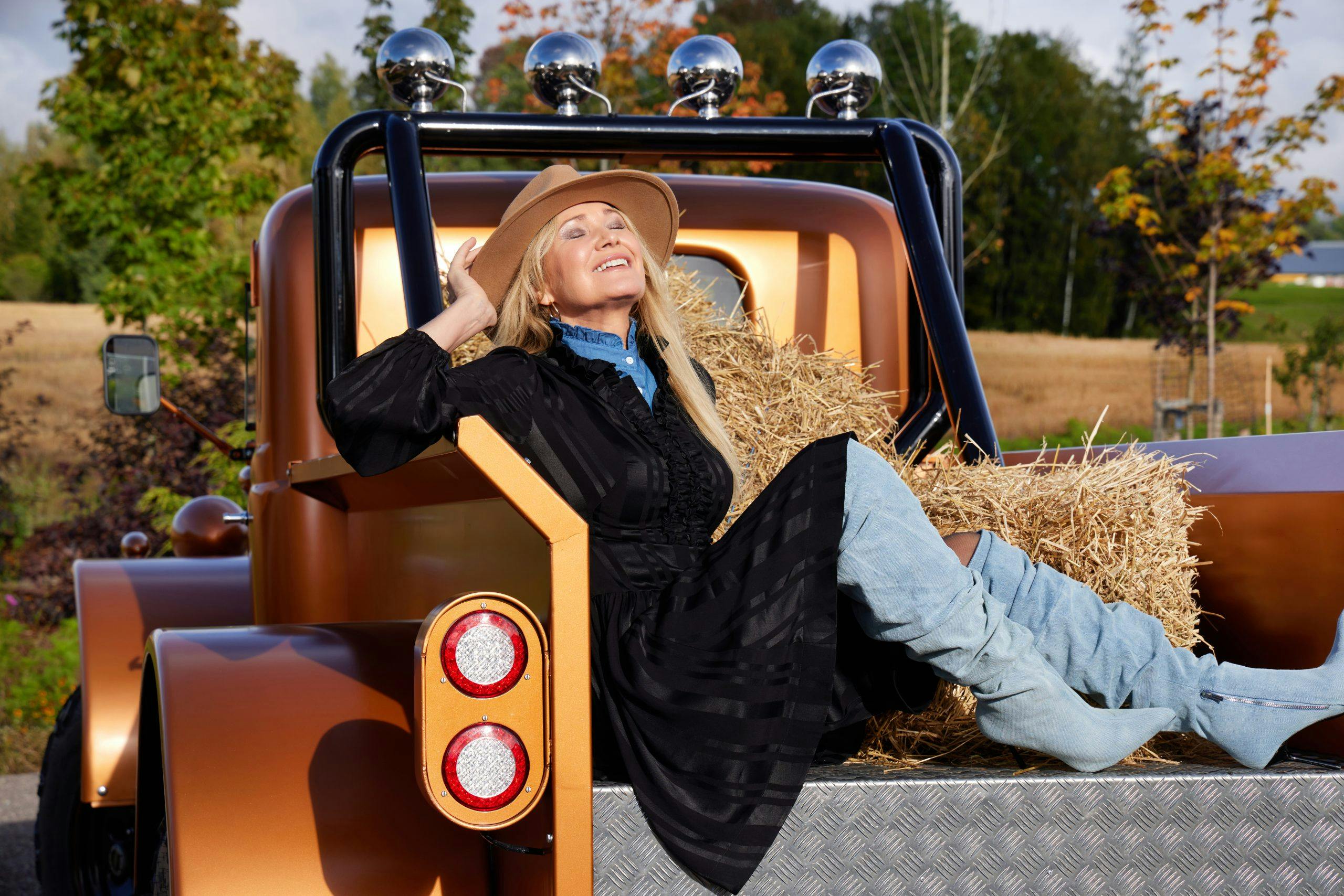 Benedicte Adrian i traktor