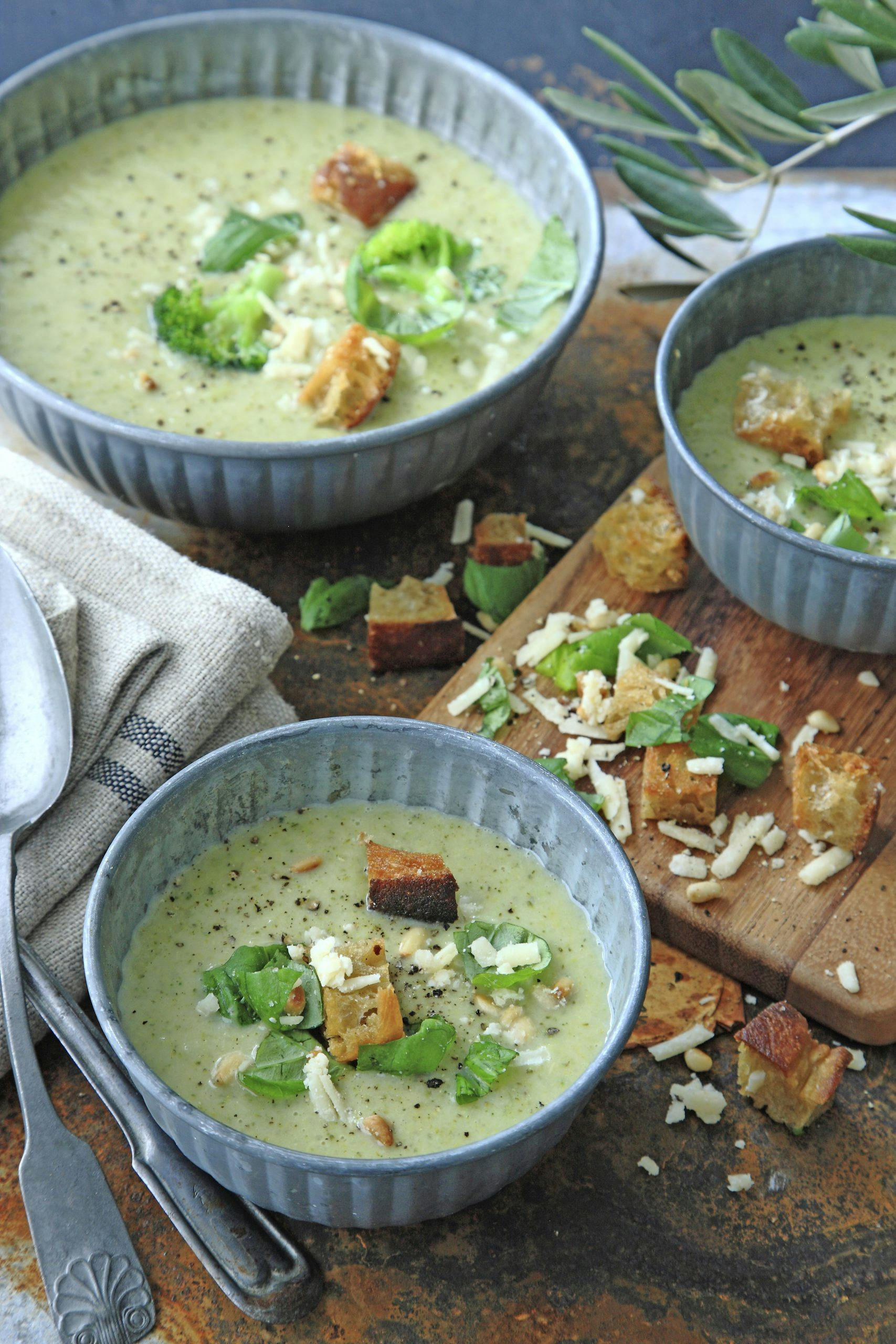 broccolisoppa med bonor och krutongpesto