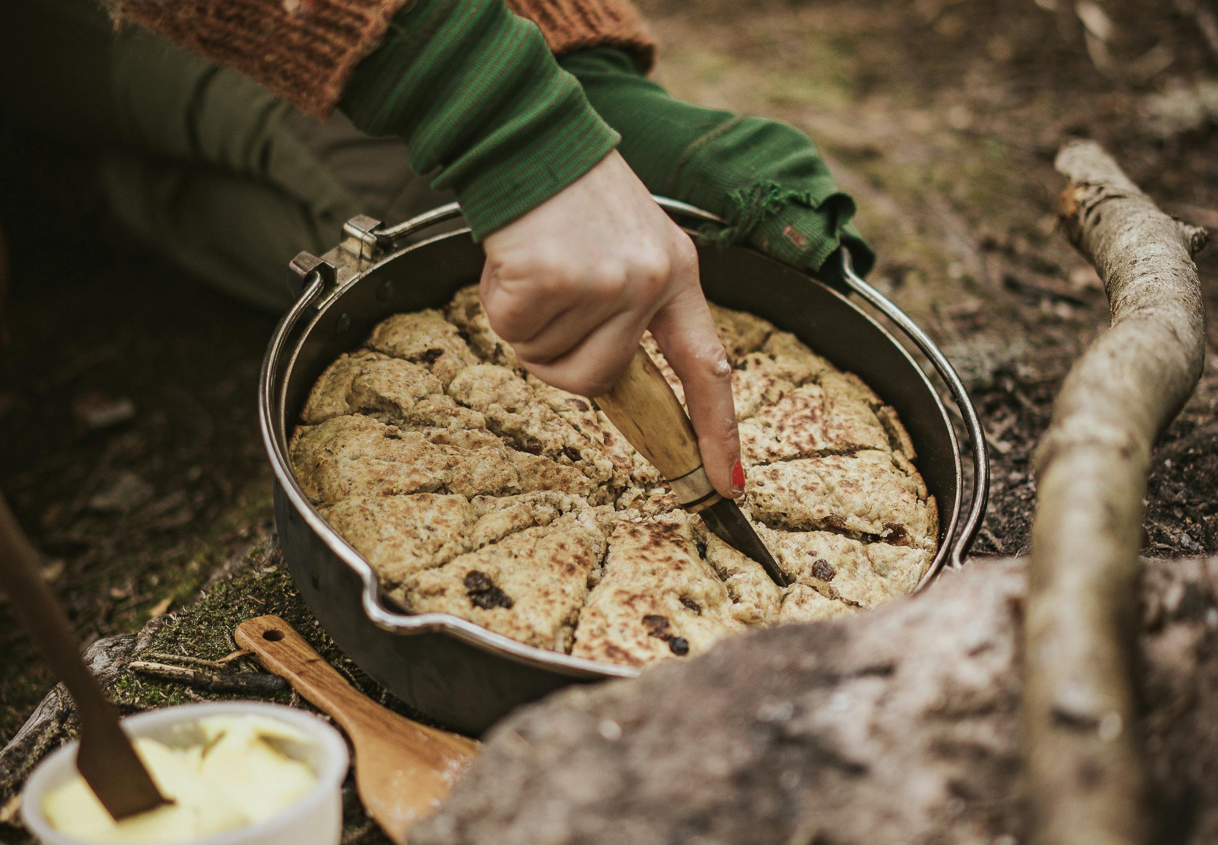 BANNOCK: Tradisjonell skotsk brødkake som kan stekes i panne på tur. Bodil fyller den gjerne med rosiner for ekstra energi.