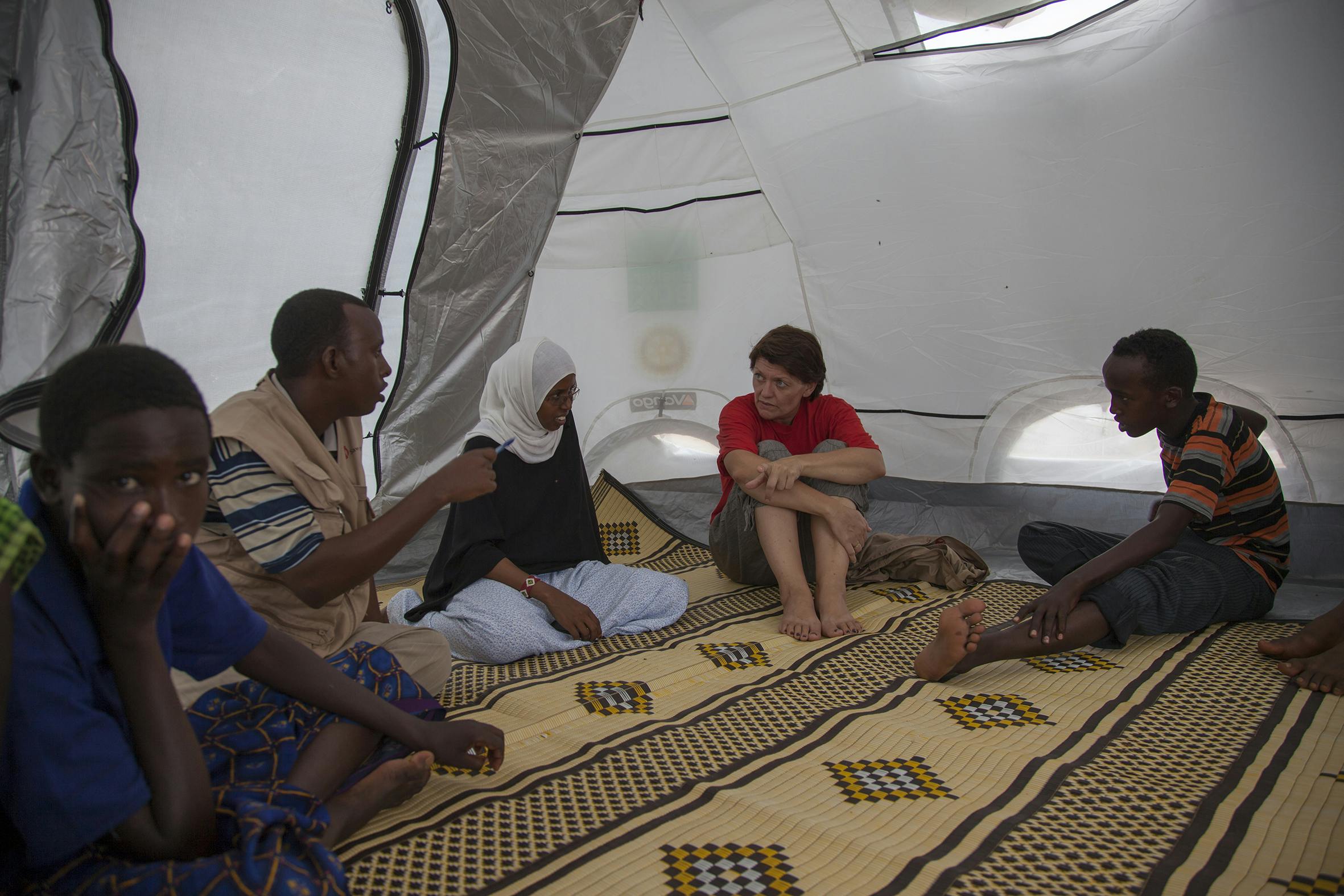 ch176925 randi saure meeting issack Randi Saure, Redd Barna