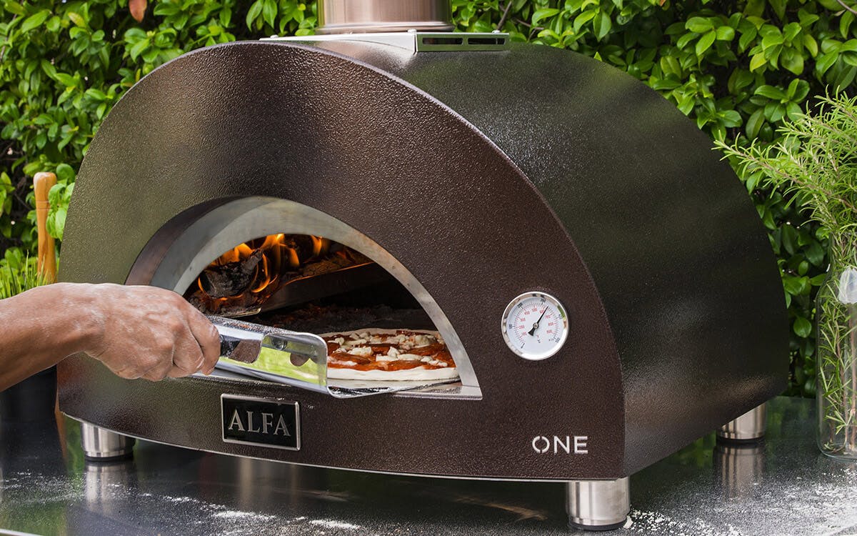 cooking pizza with alfa one 1200x750 1 pizzaovn vedfyrt italiensk One Alfa Camp kulinaris