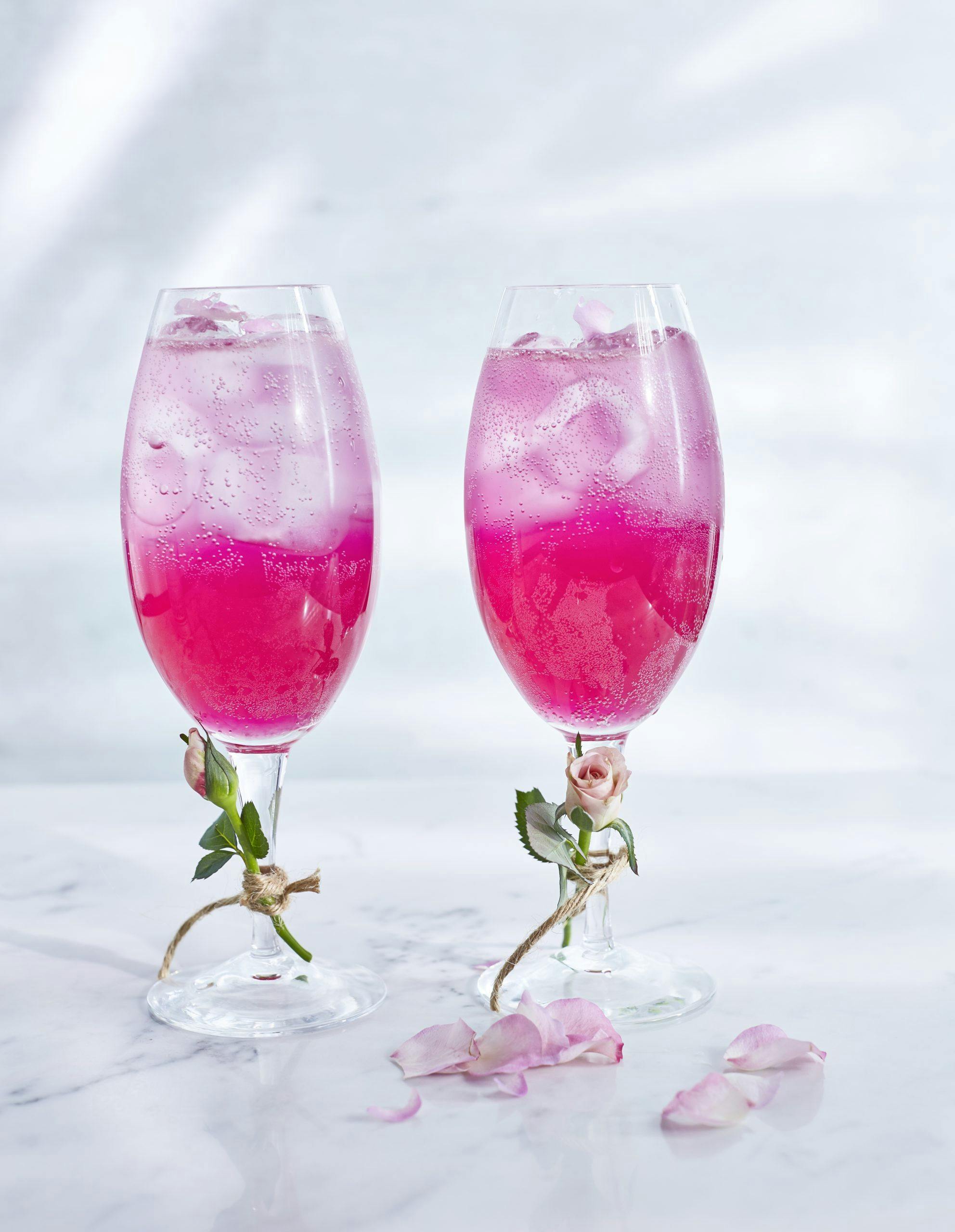 Mocktail med roselimonade og rødbetejuice