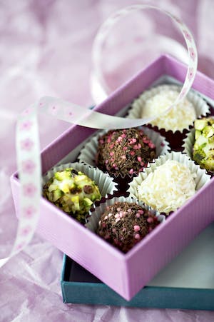 Hjemmelaget påskegodt oppskrift sjokoladepraliner med tre smaker