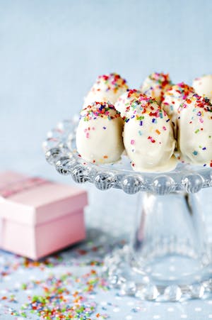 Hjemmelaget påskegodt oppskrift Marsipanegg med hvit sjokolade 