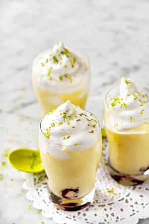 Hjemmelaget påskegodt oppskrift dessert eggetoddy med lime bringebær marenskrem 