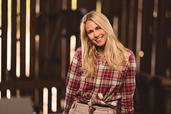 emilie voe nereng farmen kjendis fx8 Deltaker Farmen Kjendis 2024 Emilie Voe Nereng