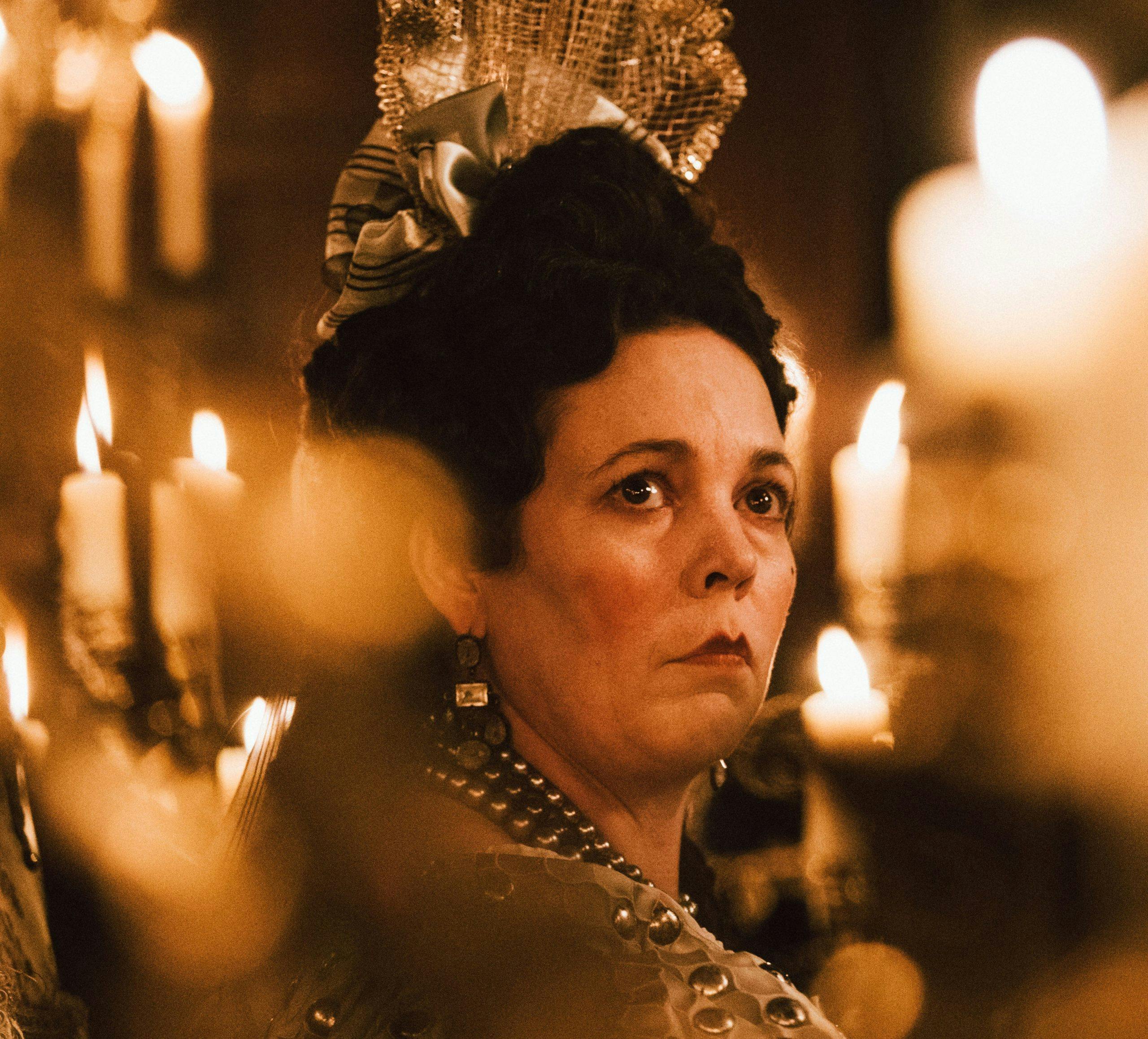 Olivia Colman mottok Golden Globe for sin rolle som dronning Anne i den morsomme filmen The Favourite. Emma  Stone spiller tjenestepiken Abigail