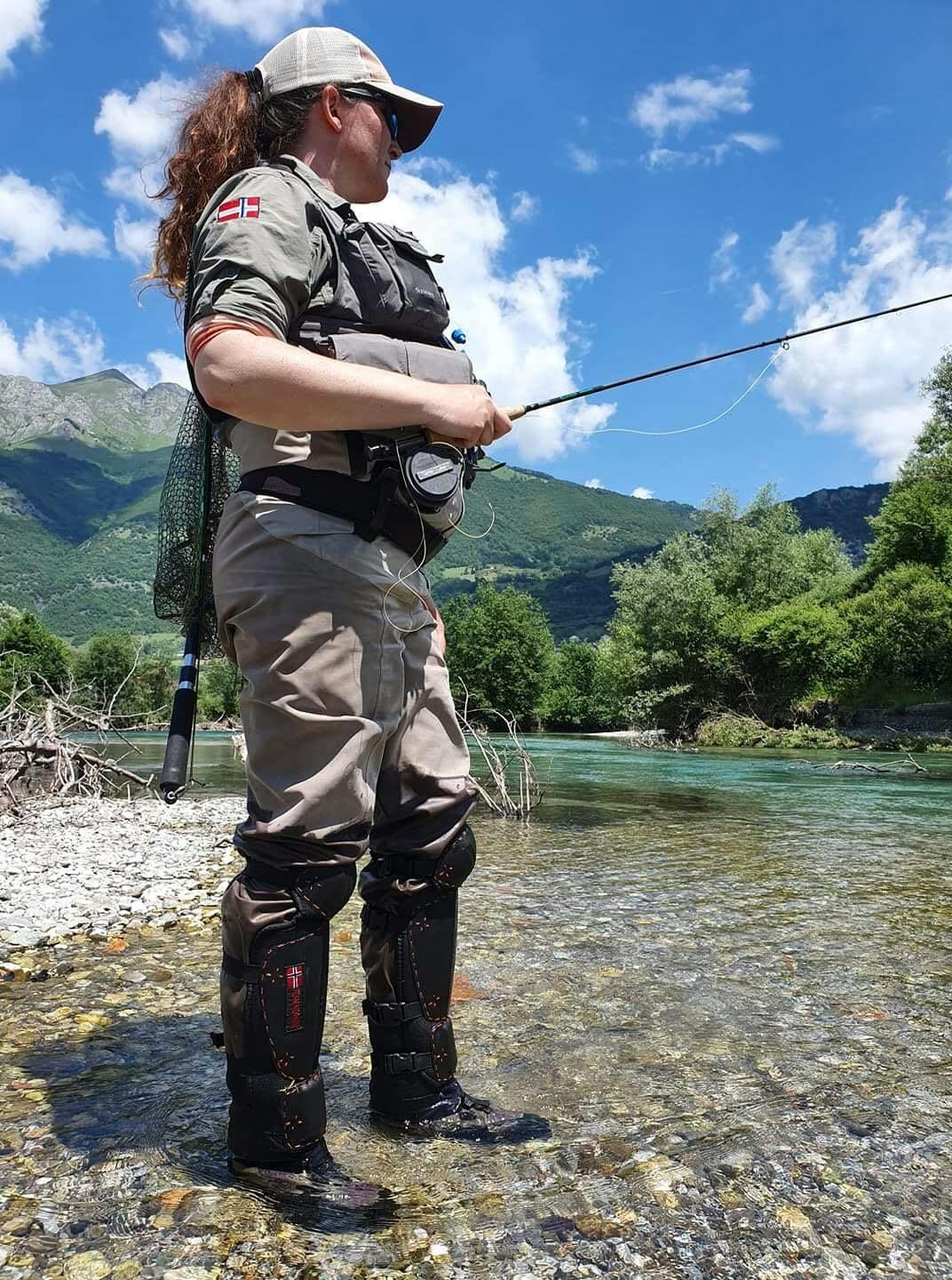 fiskedame i natur Fluefiske dame