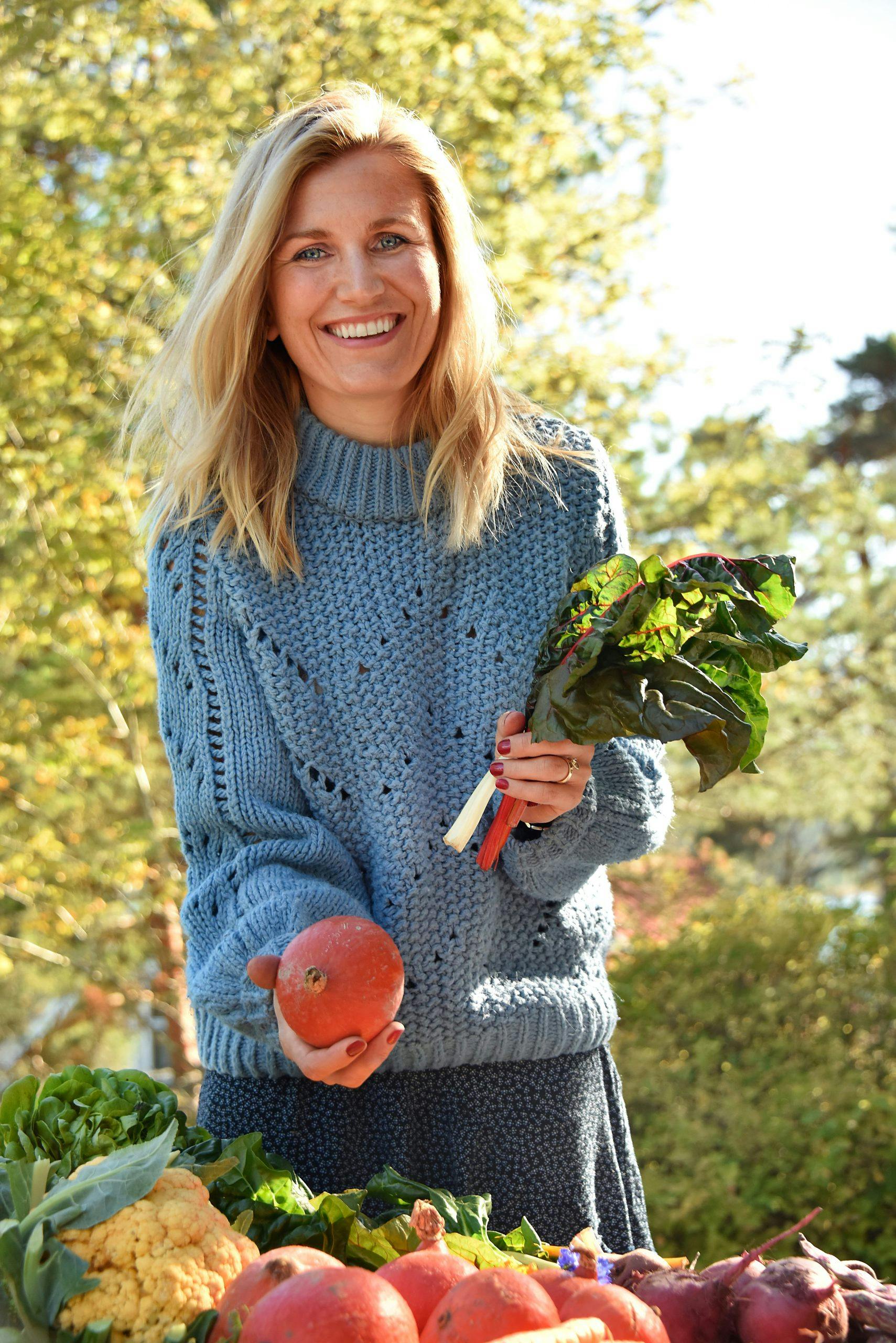 Oppskrift på sunn havregrøt med gurkemeie og nøttecrunch topping