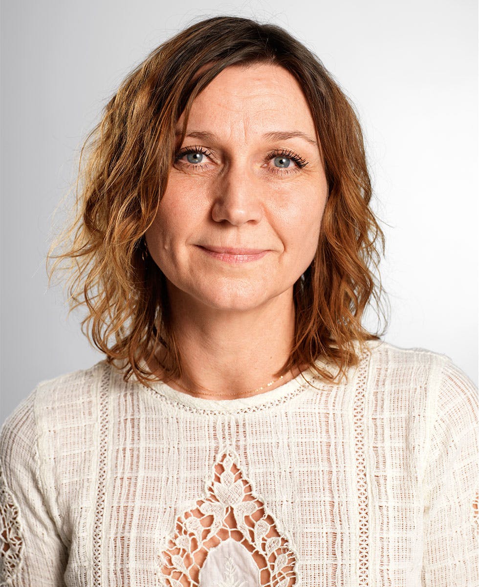 Få volum i flatt hår