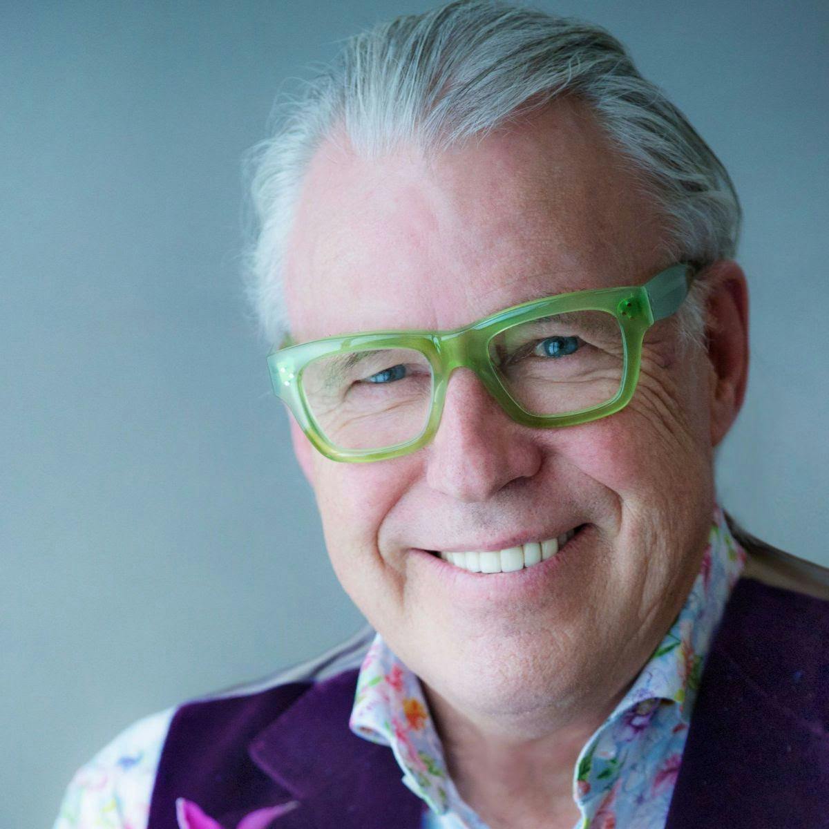 Finn Schjøll dekorer med blomster til julen