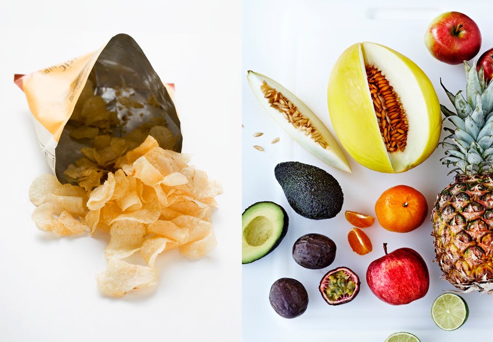Pose med potetgull tropisk frukt melon avokado pasjonsfrukt ananas lime eple klementin