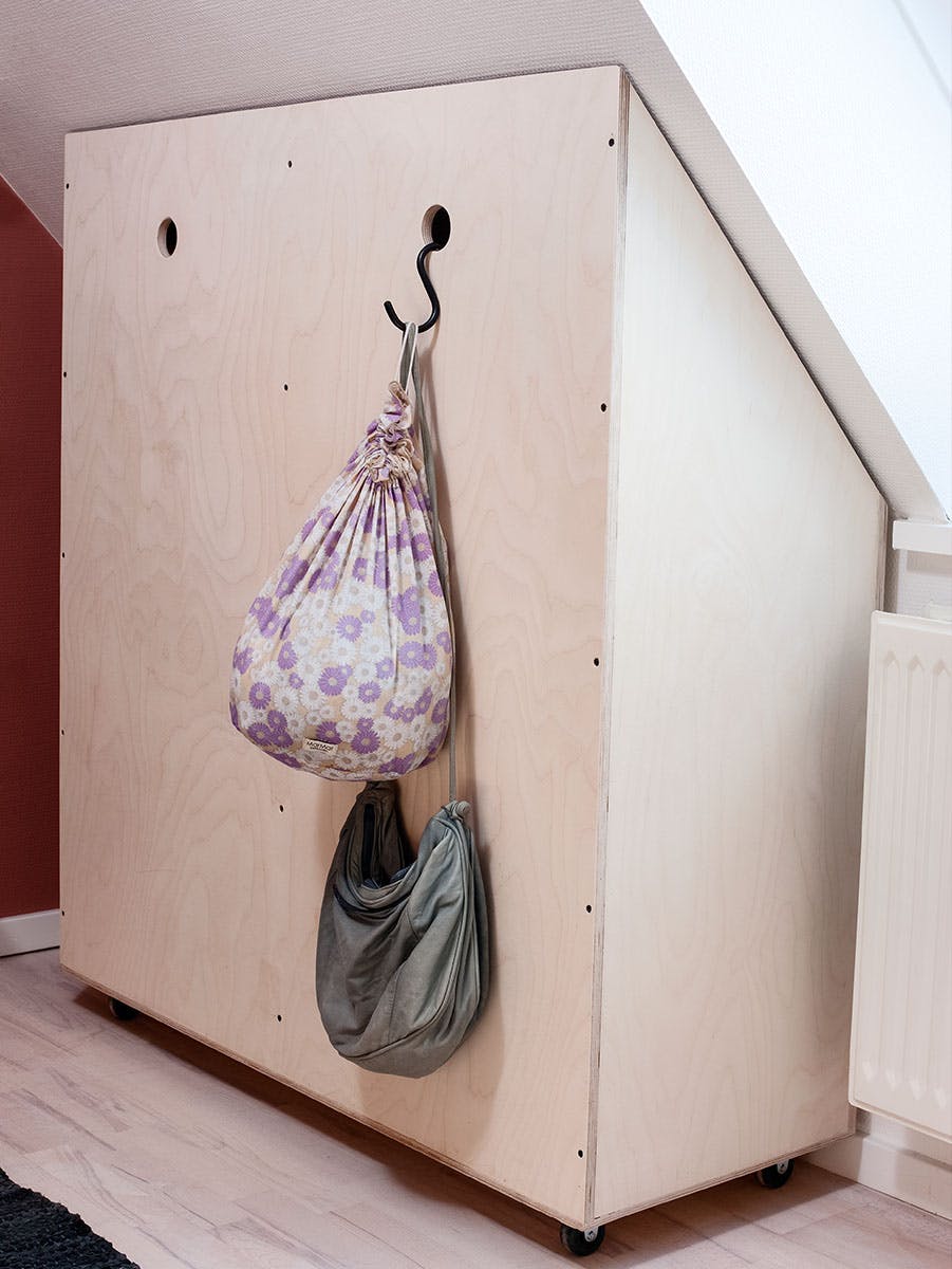 Smart oppbevaring: En genial garderobeløsning for deg som vil utnytte den vanskelige plassen et skråtak gir.