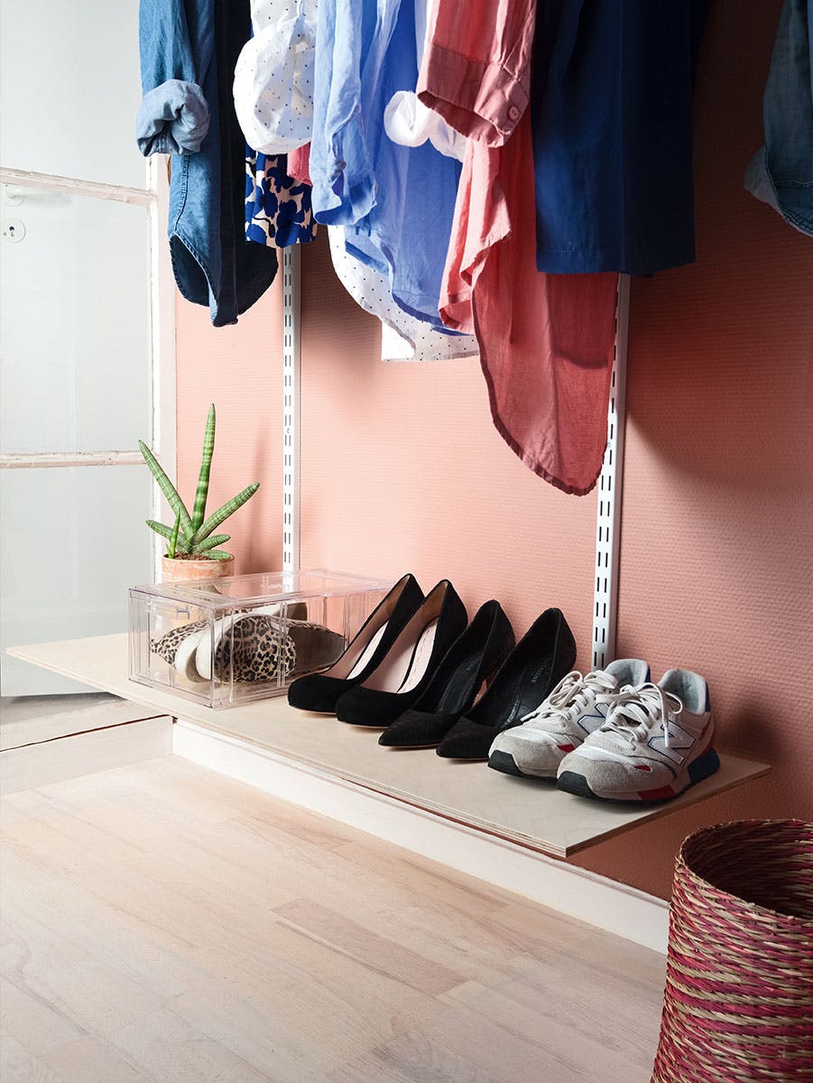 Hyllesystem i garderobe: Et smart og fleksibelt hyllesystem der du kan regulere hyllebredden og -plasseringen, gjør det enklere å utnytte selv de mindre områdene som ellers ville vært vanskelig å utnytte til oppbevaring. 