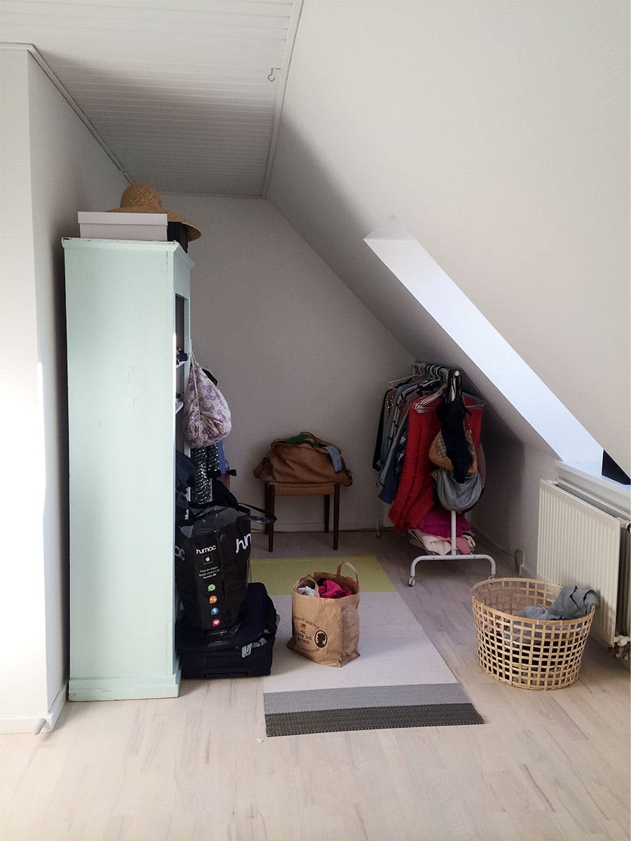Løsninger: Slik utnytter du et skråtak i innredningen til å få en genial garderobeinnredning.