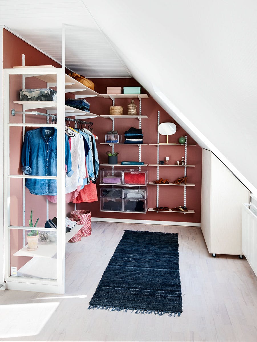 Garderobe: Garderobeinnredning uten skyvedører og garderobeskap.