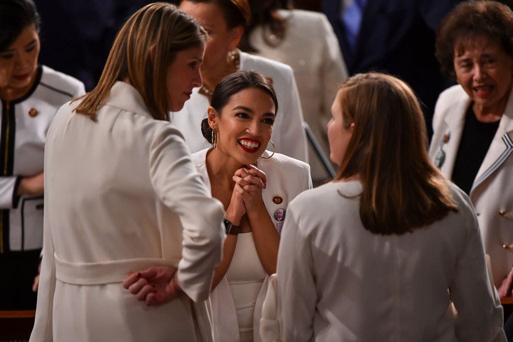 gettyimages 1094236082 Alexandria Ocasio-Cortes i hvit dress state of the union