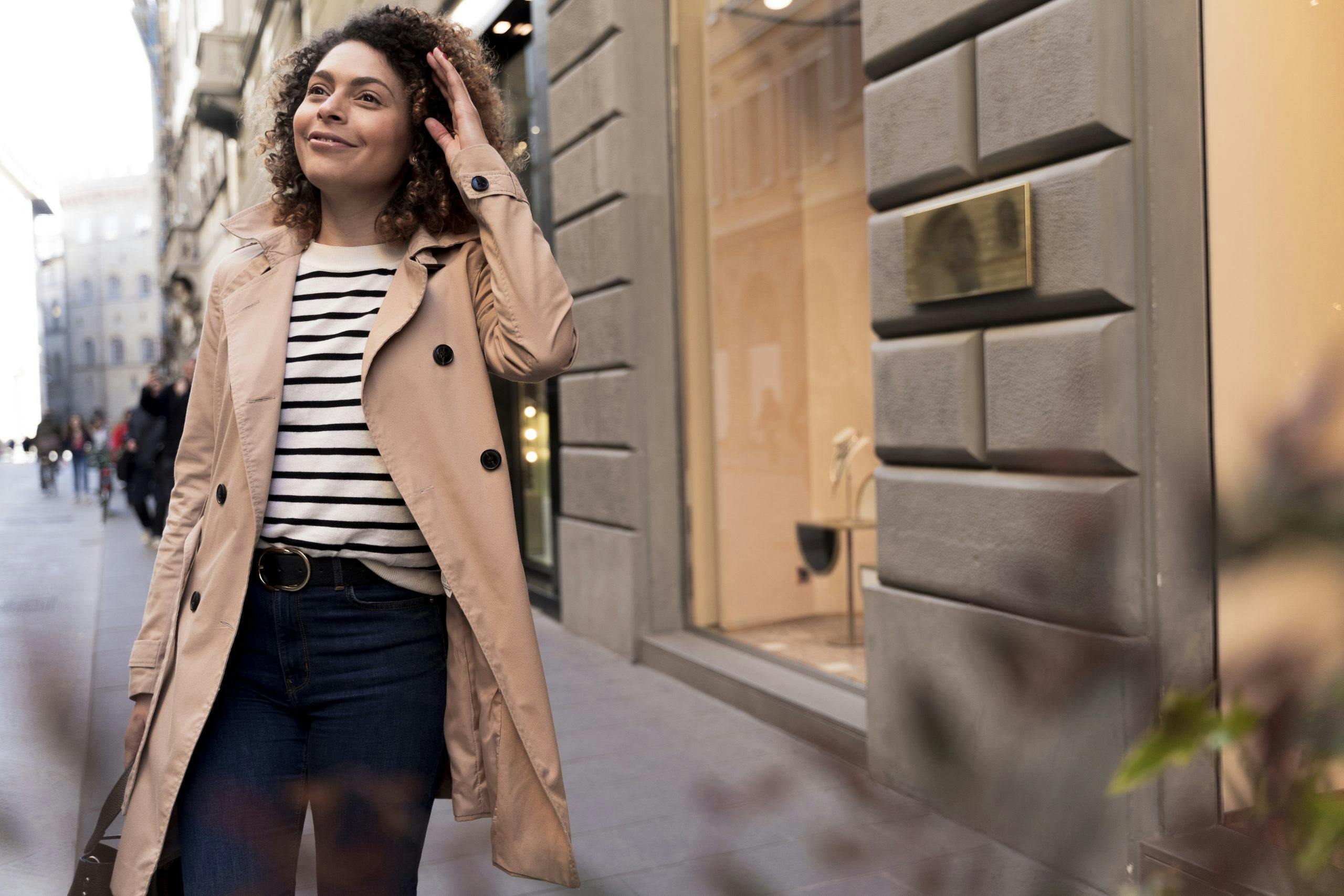 hvit og svart stripete genser